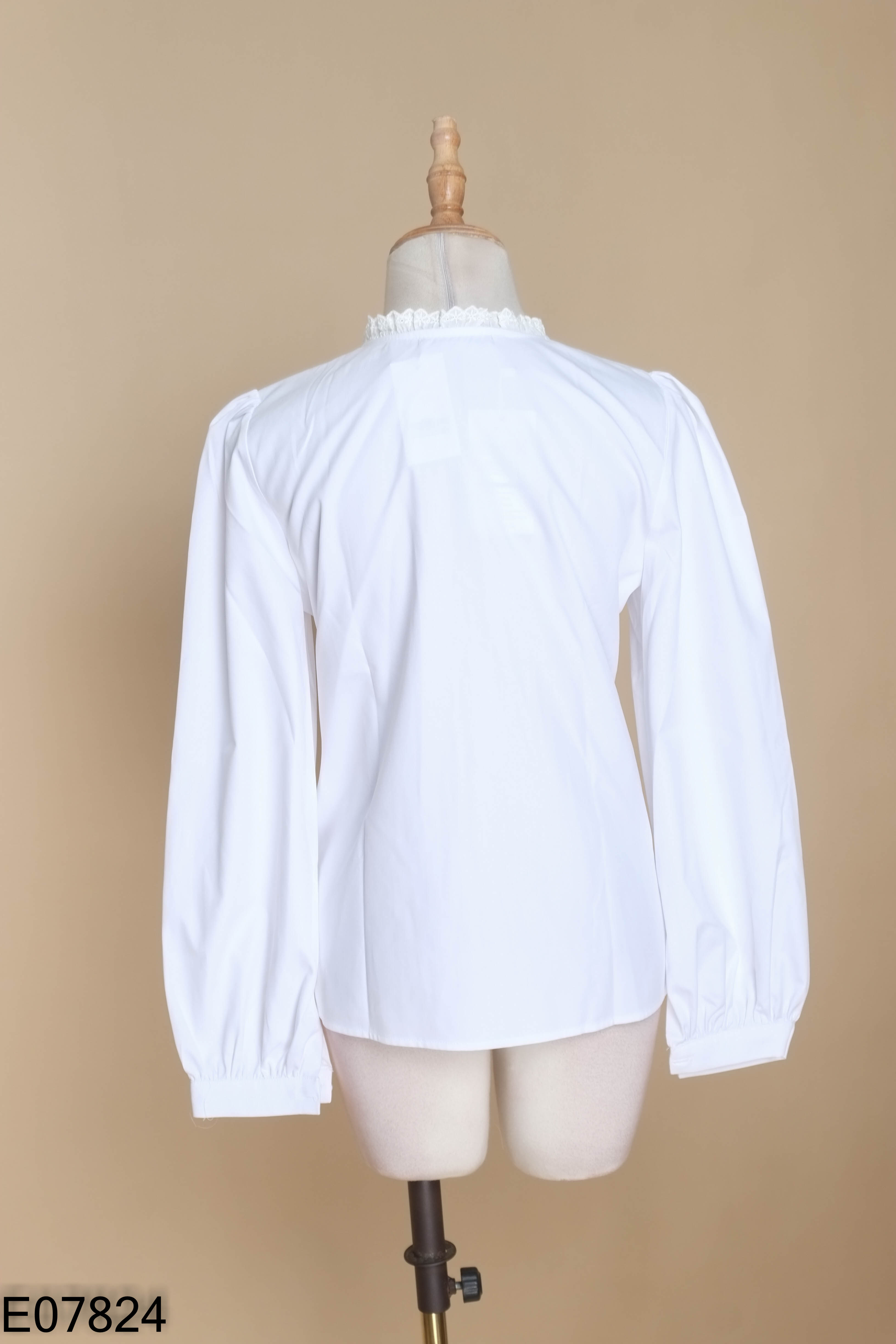 NEWTAG Áo trắng COCO KEIRA thêu hoa
