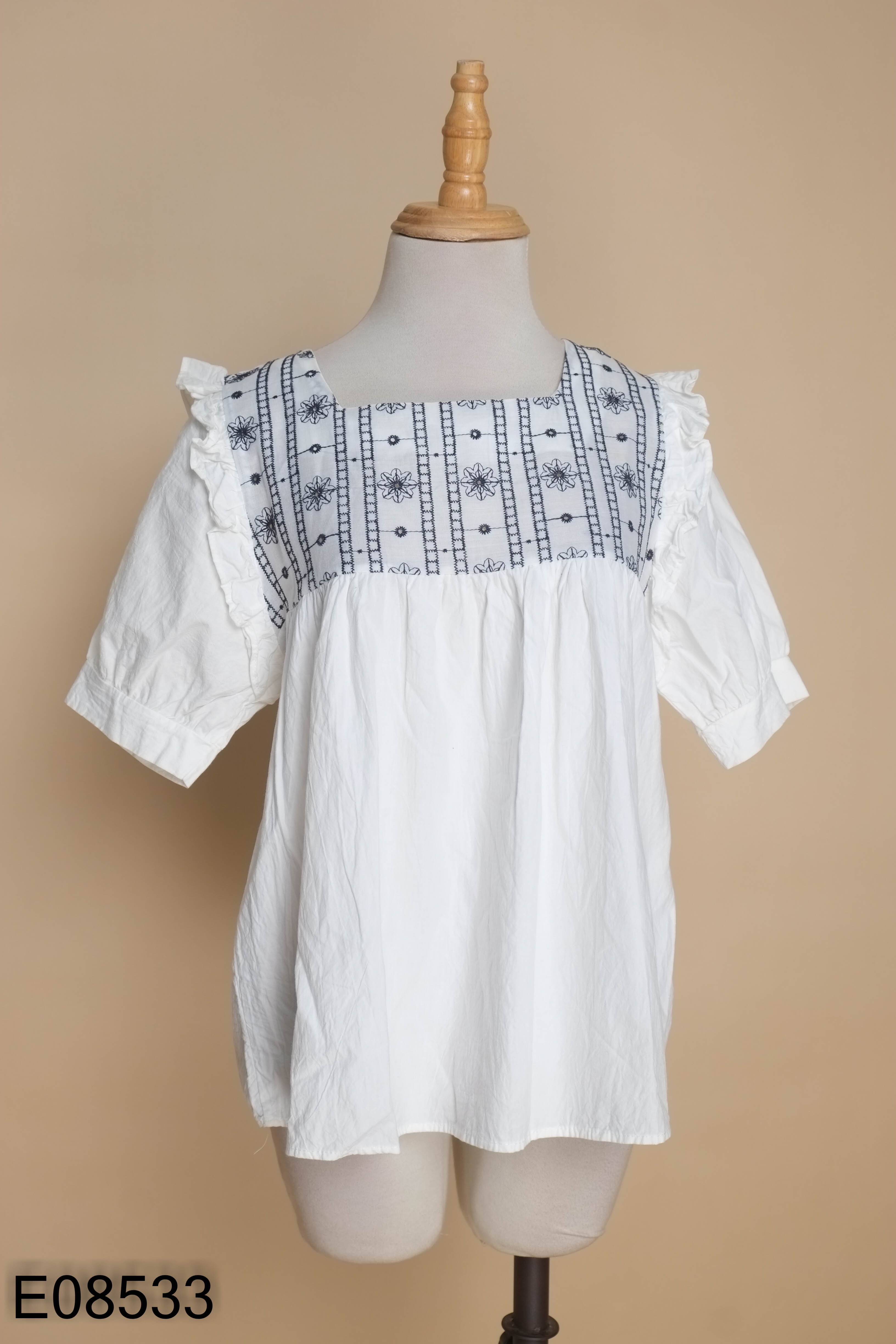 Áo trắng thêu hoa cổ vuông