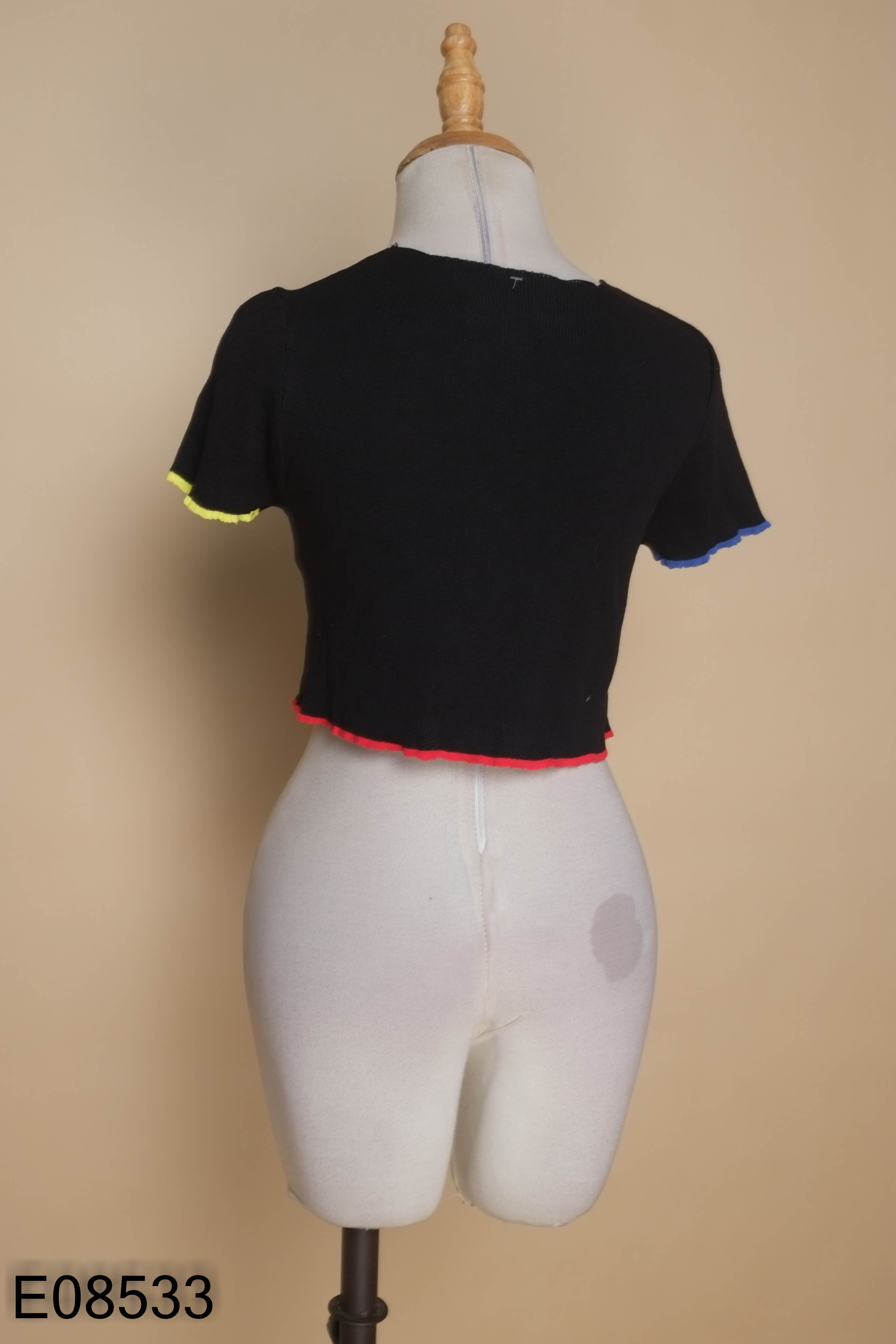 Áo croptop đen khuy sắc màu