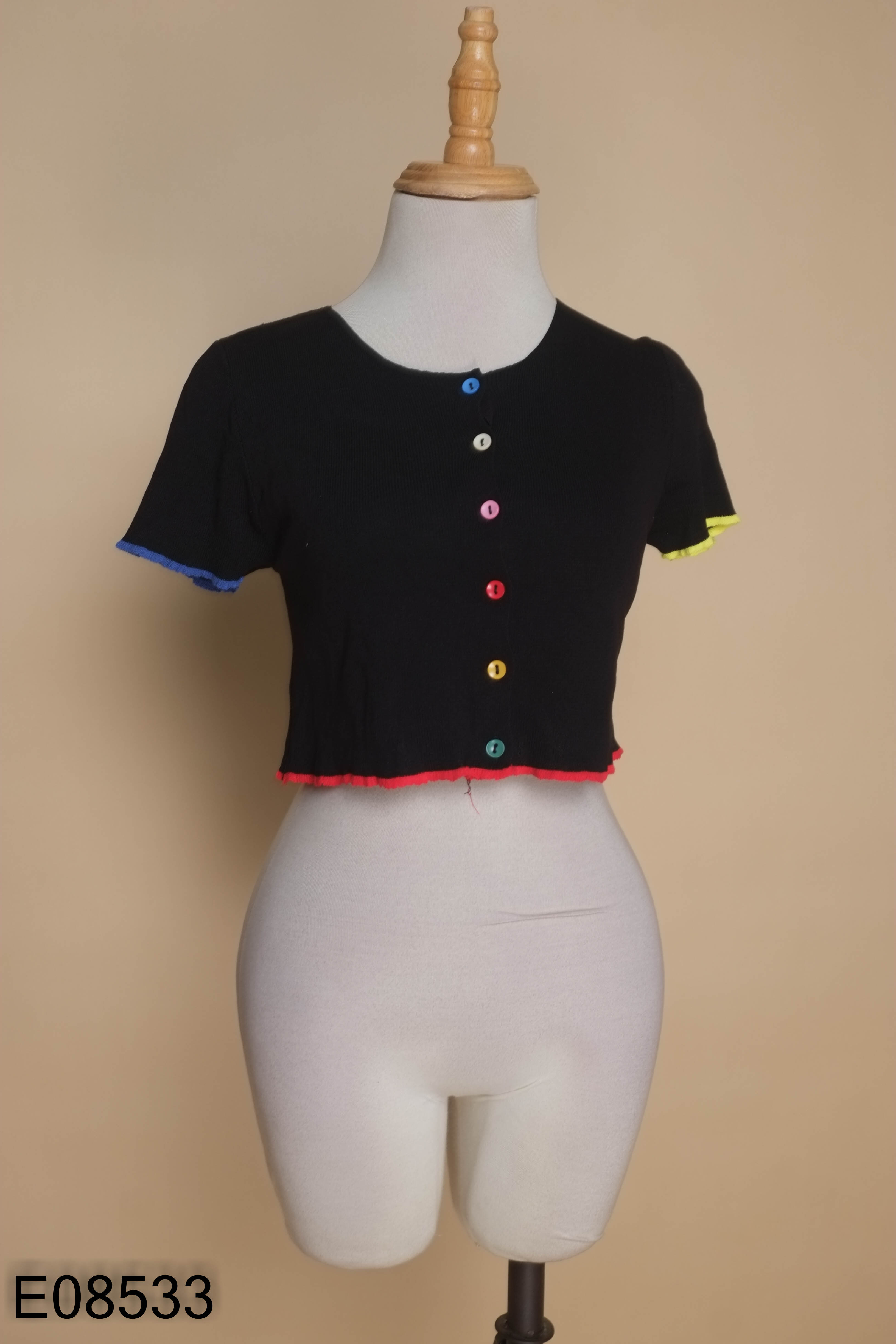 Áo croptop đen khuy sắc màu