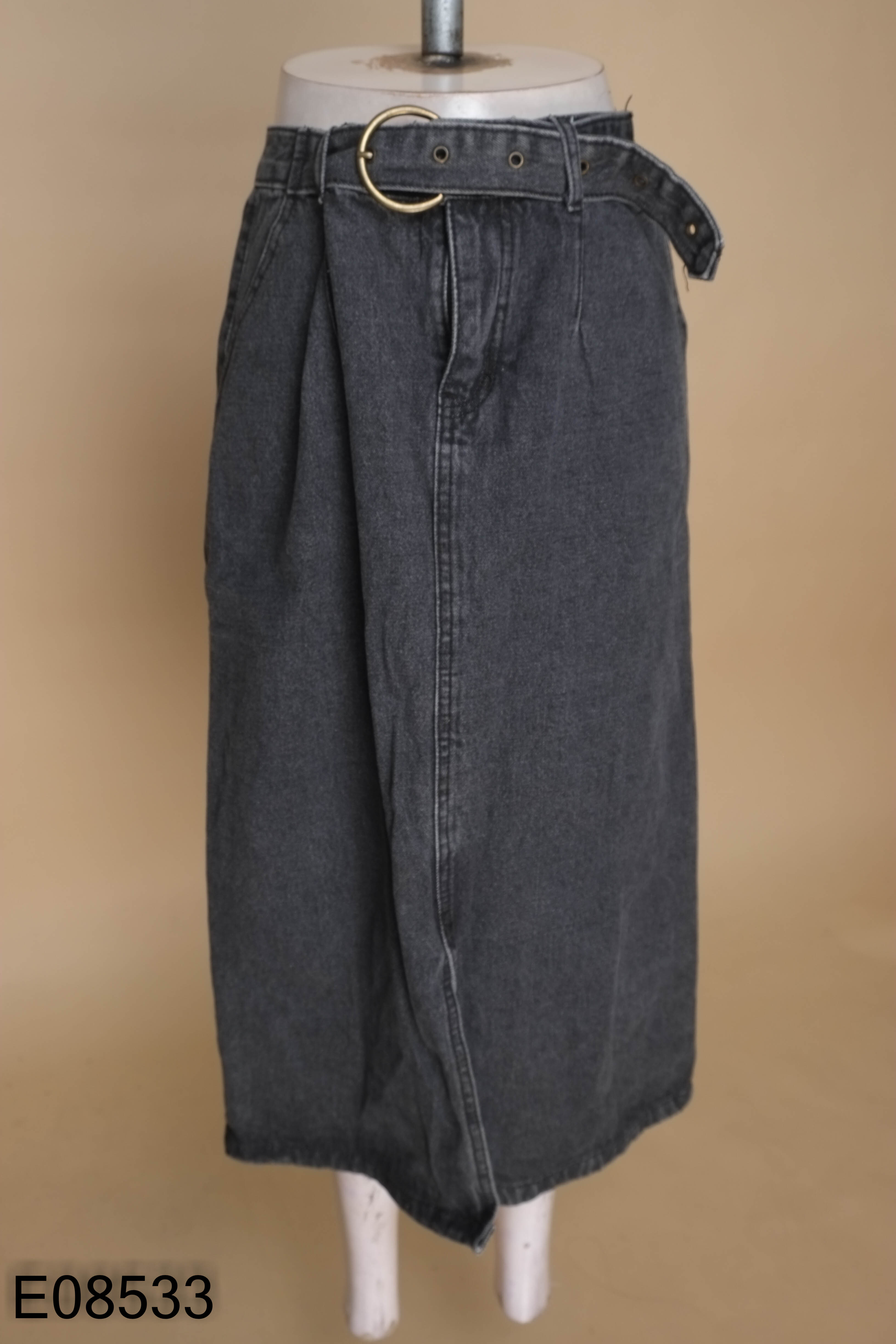 Chân váy jeans đen kèm đai