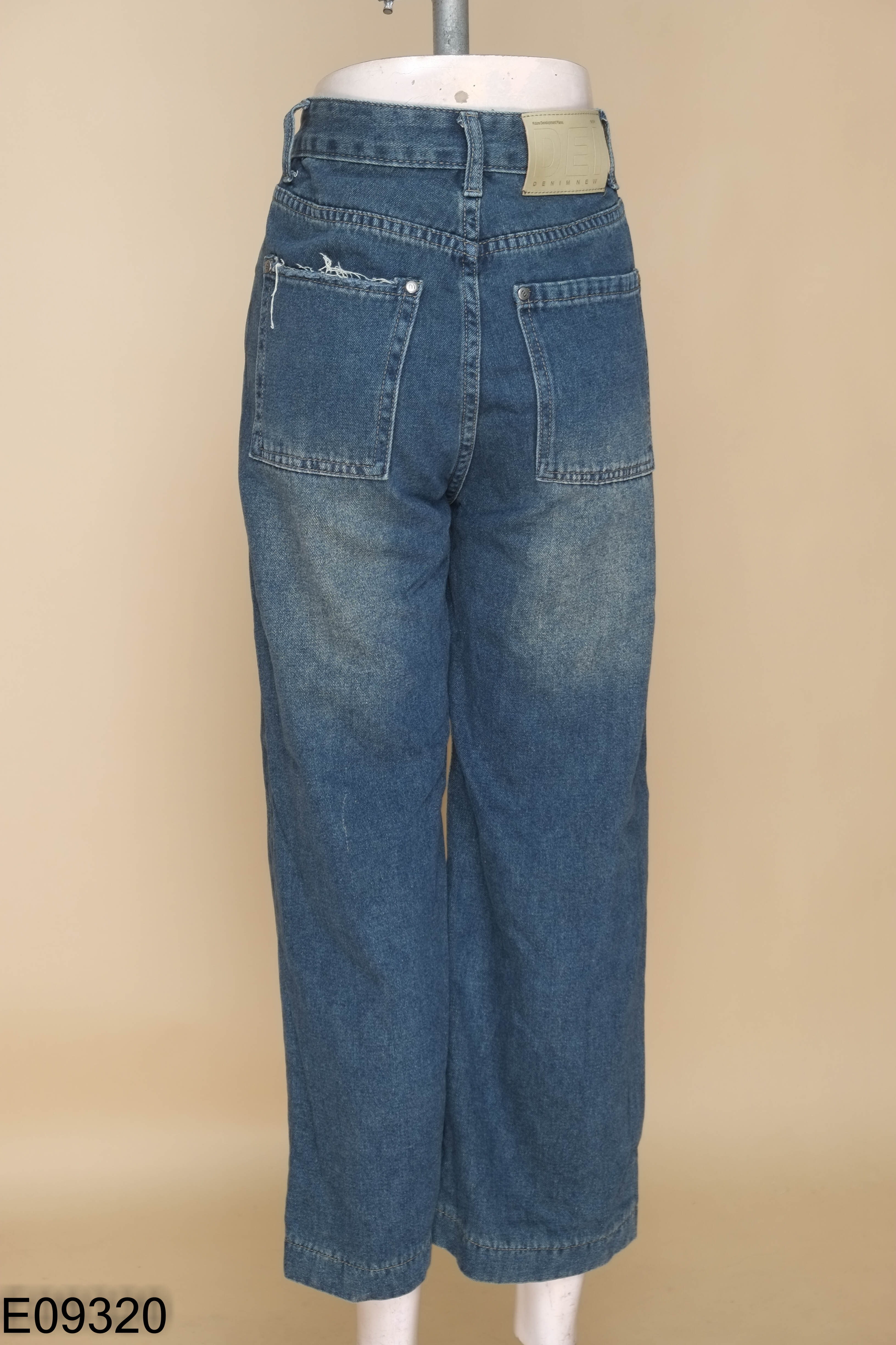 Quần jeans xanh trơn suông