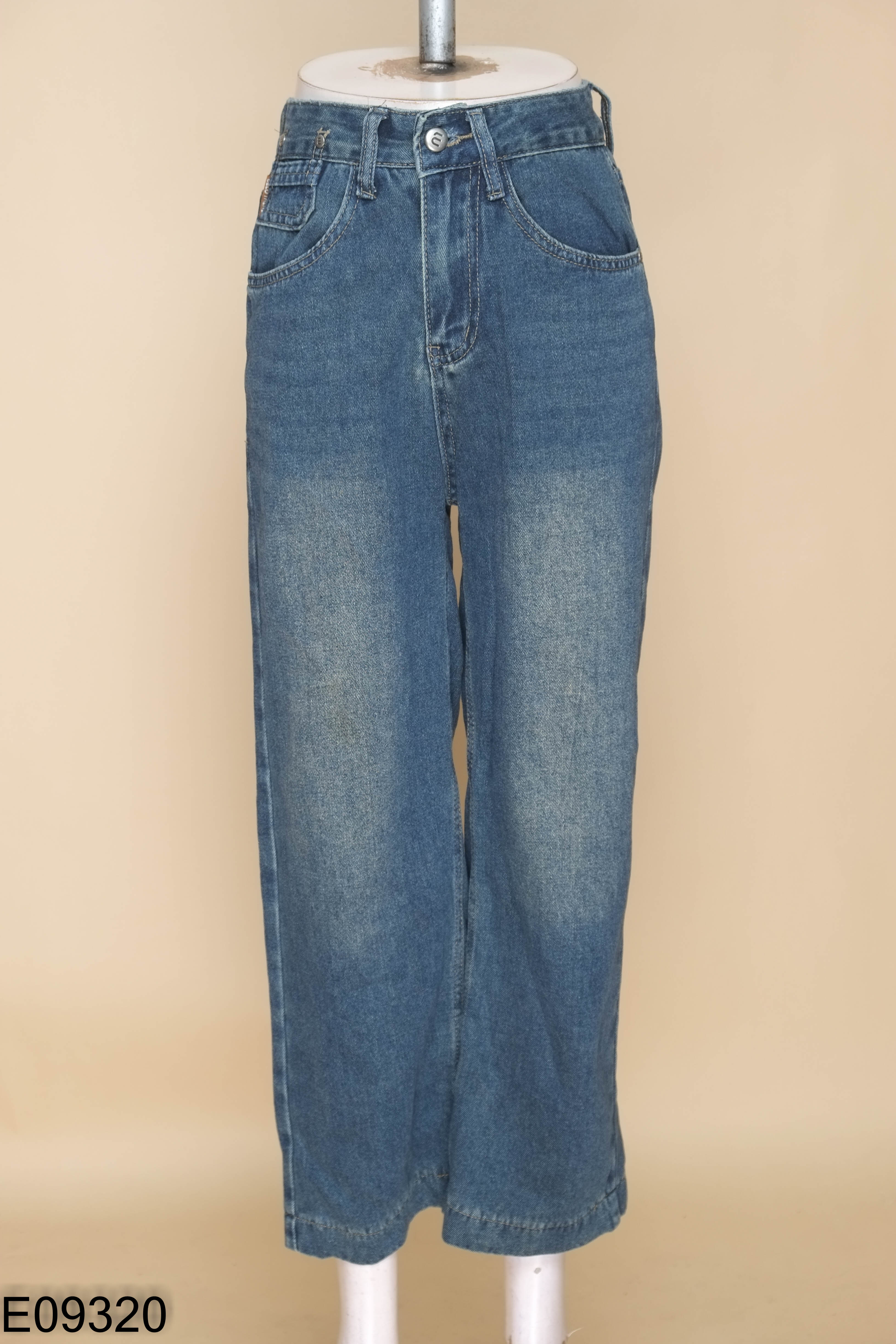 Quần jeans xanh trơn suông