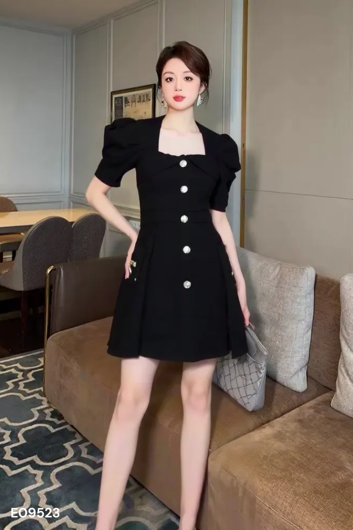 Váy đen cổ vuông