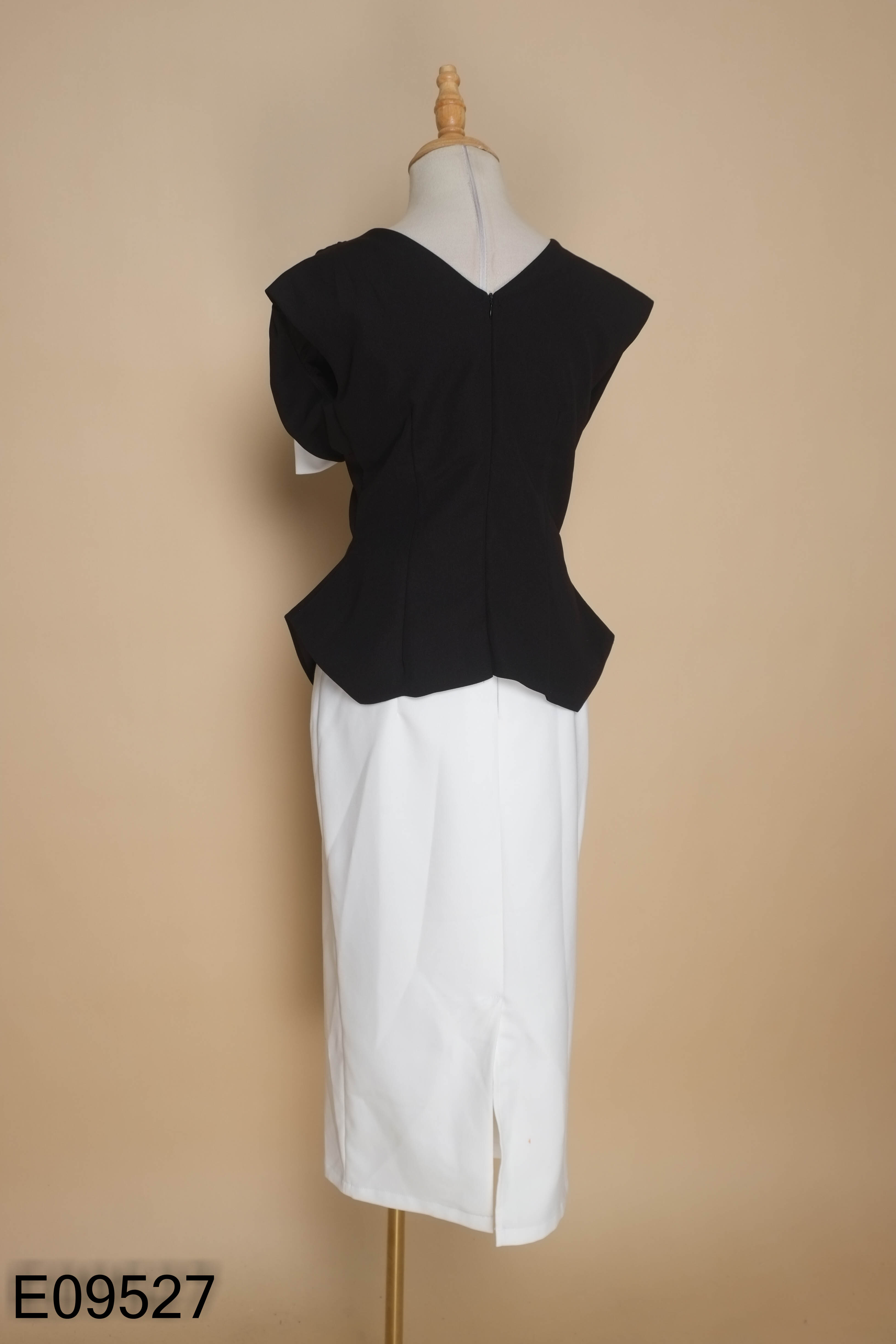 Set áo đen + chan váy trắng