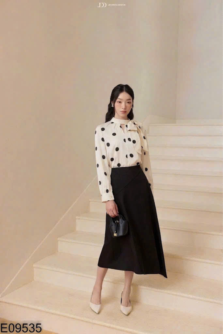 Áo lụa be chấm bi phối nơ