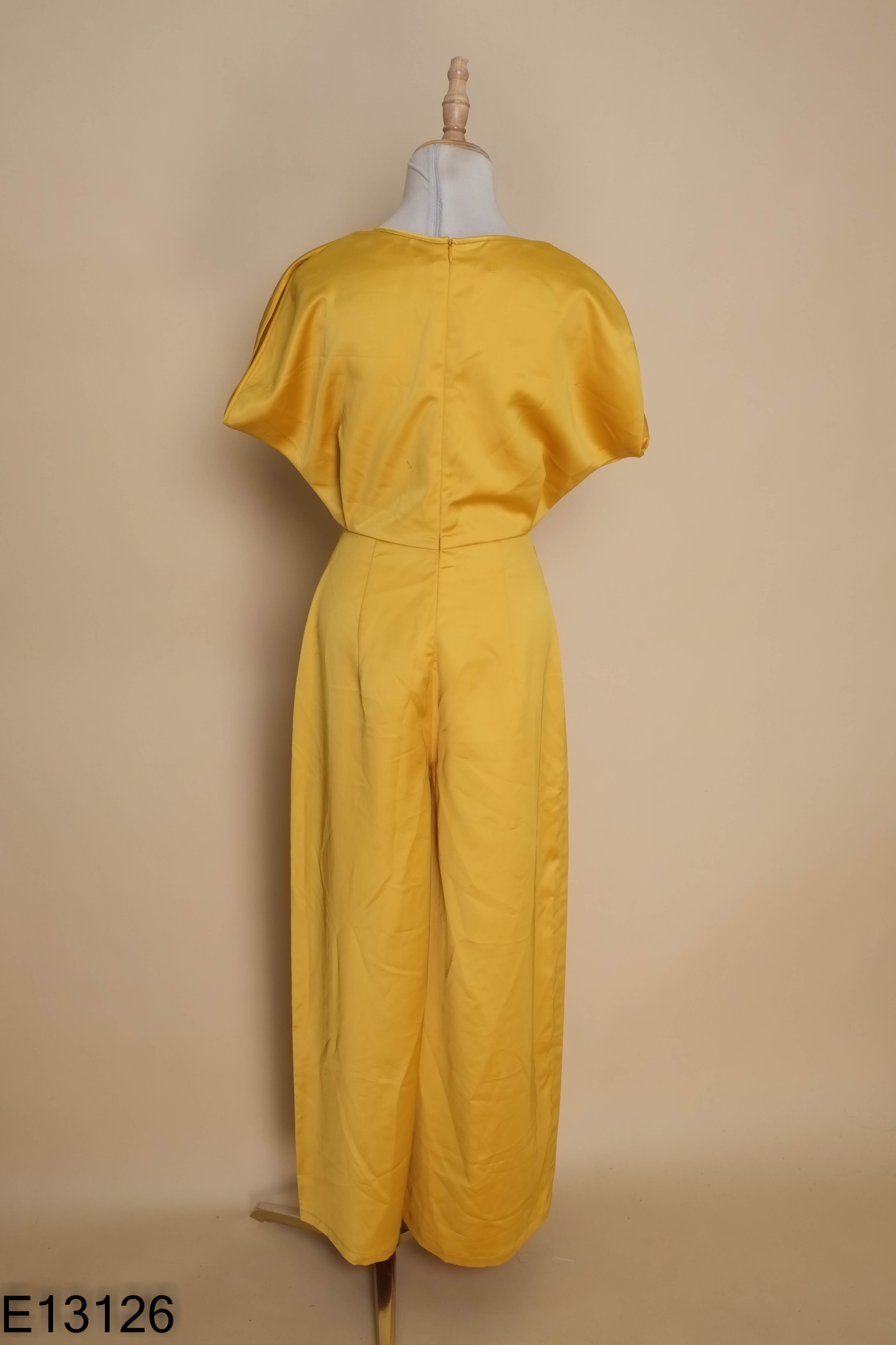 Jumpsuit lụa vàng trơn sát nách
