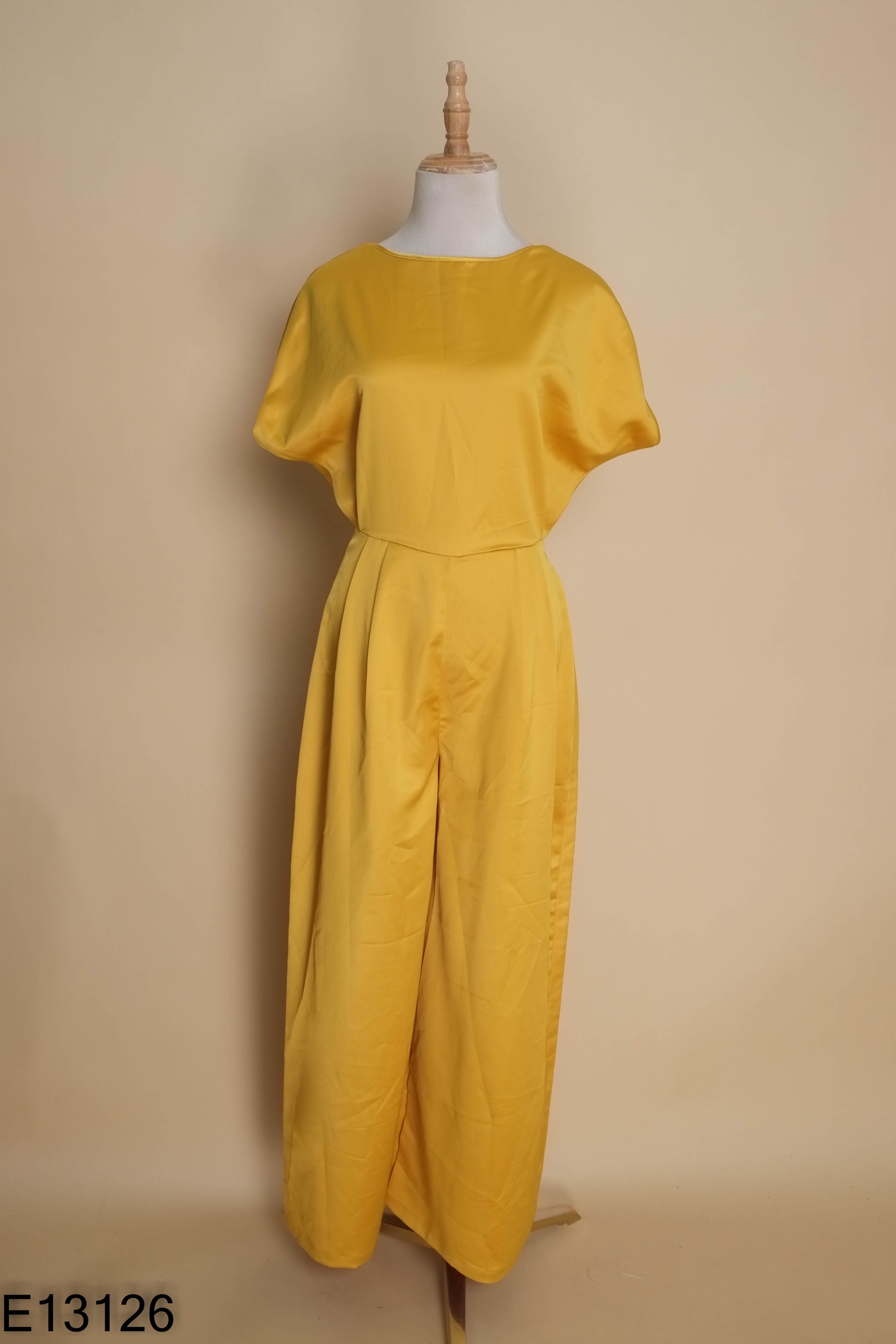 Jumpsuit lụa vàng trơn sát nách