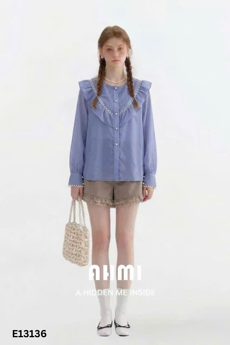 Áo sơ mi xanh lam viền ren