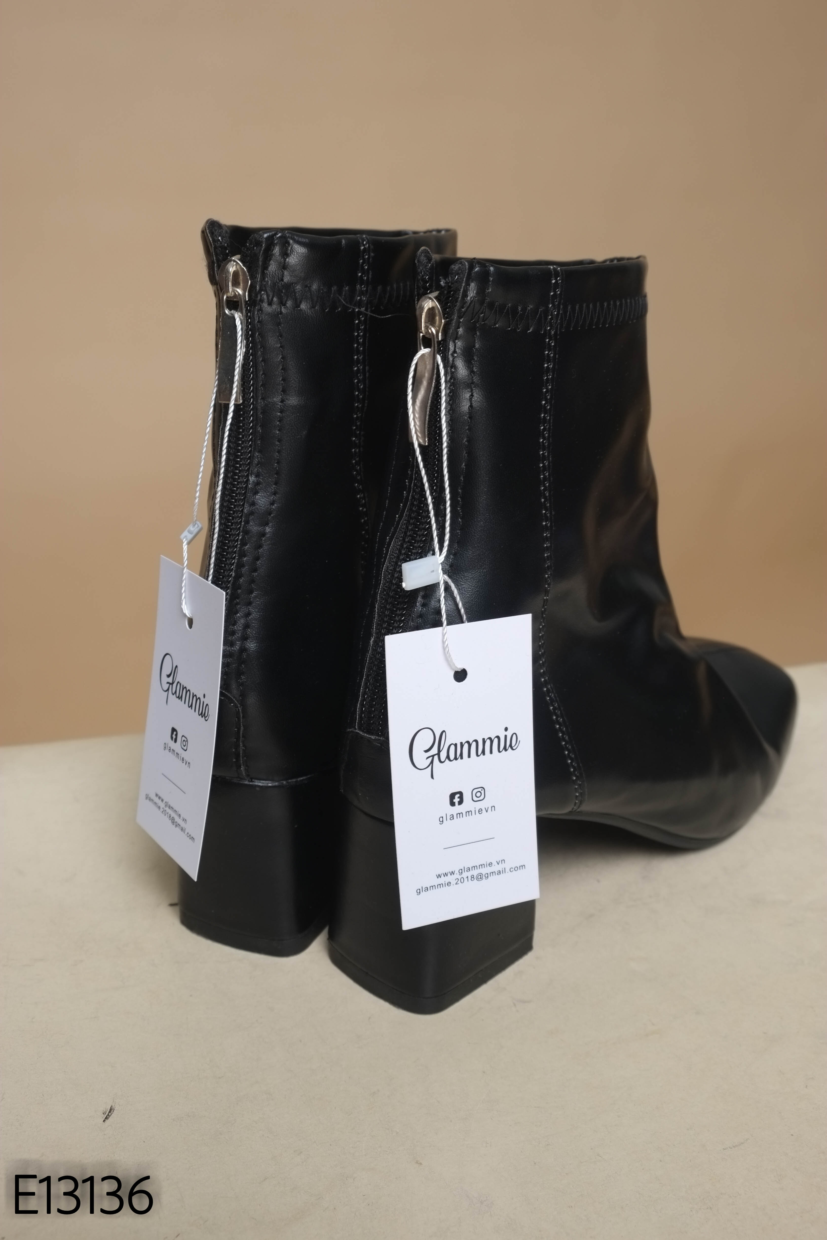 Giầy boots đen đế vuông