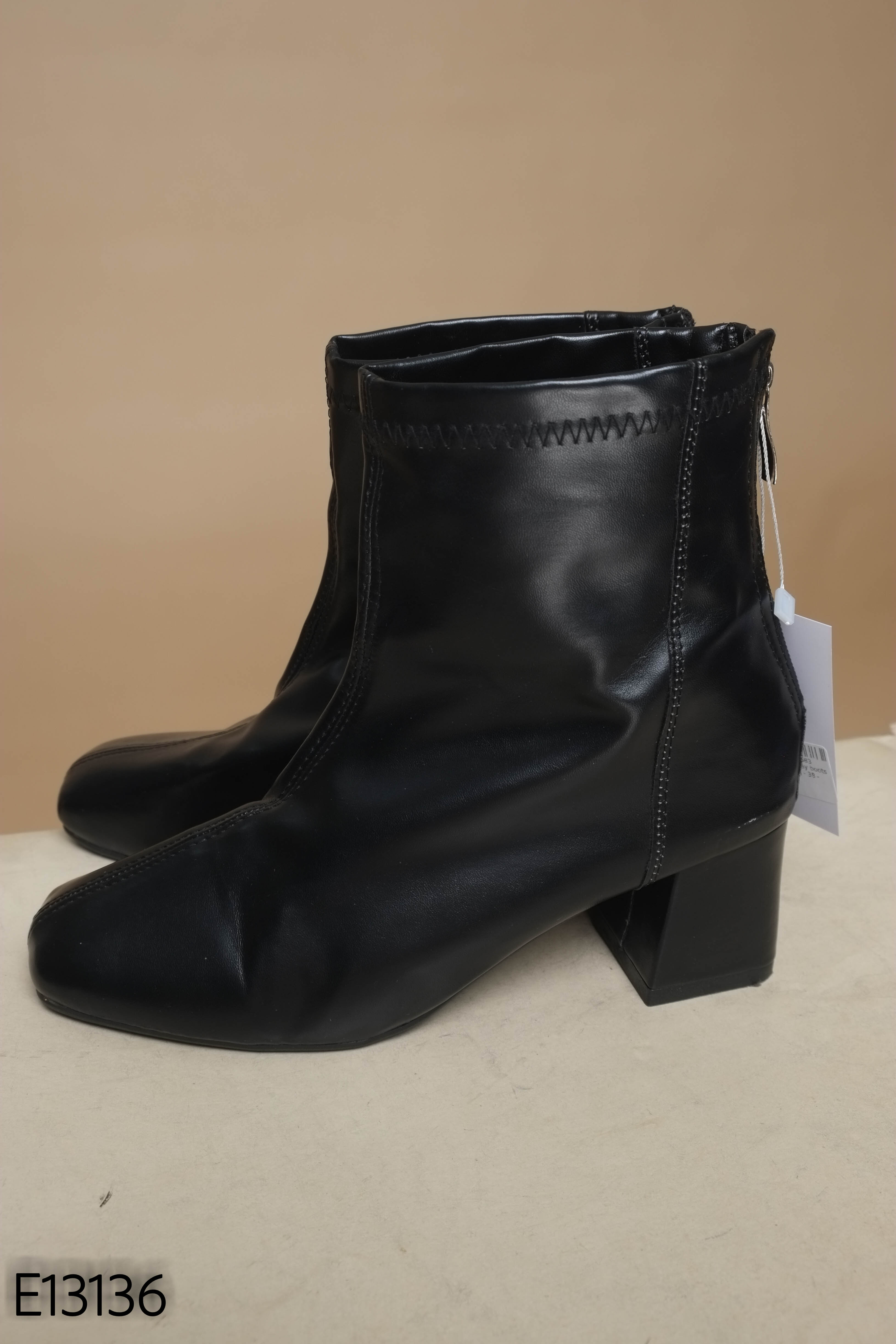 Giầy boots đen đế vuông