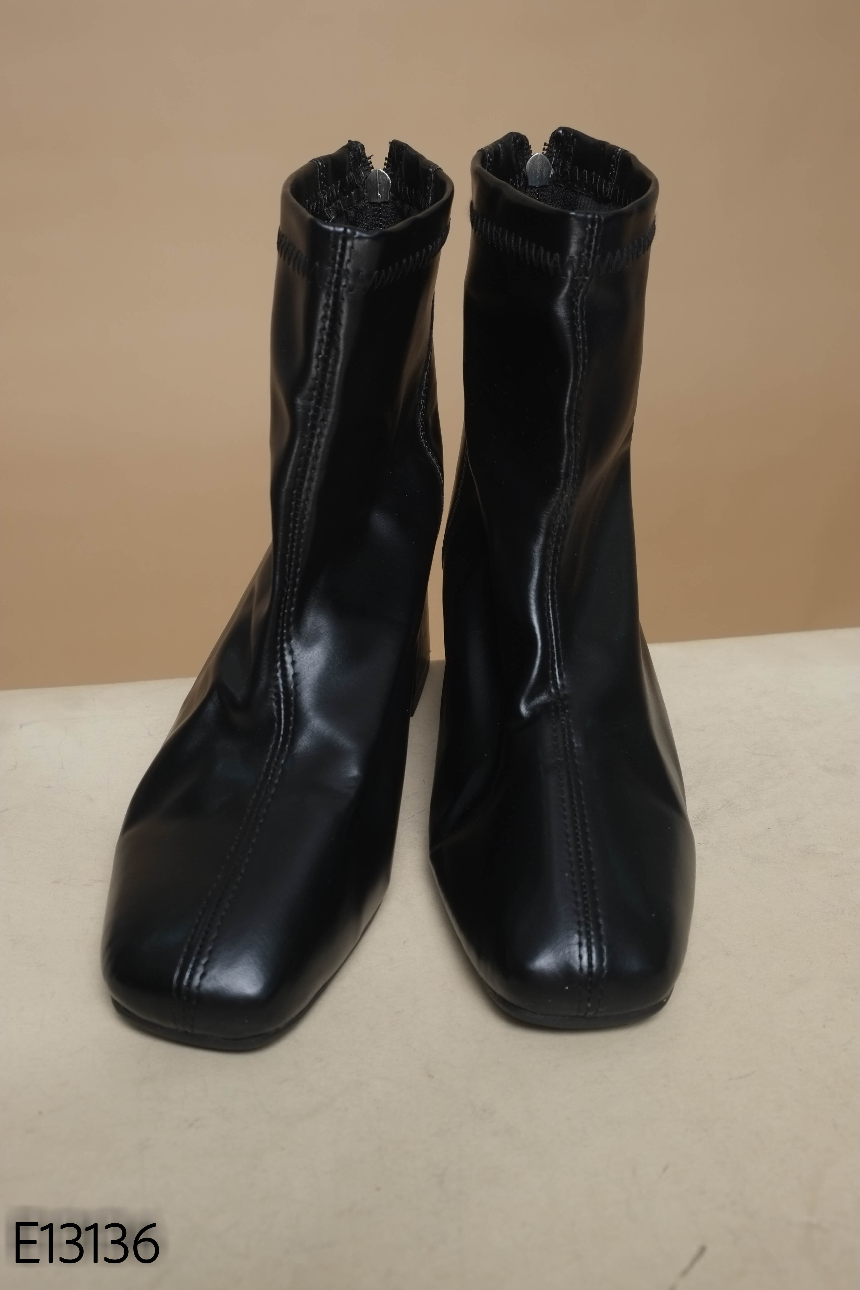 Giầy boots đen đế vuông