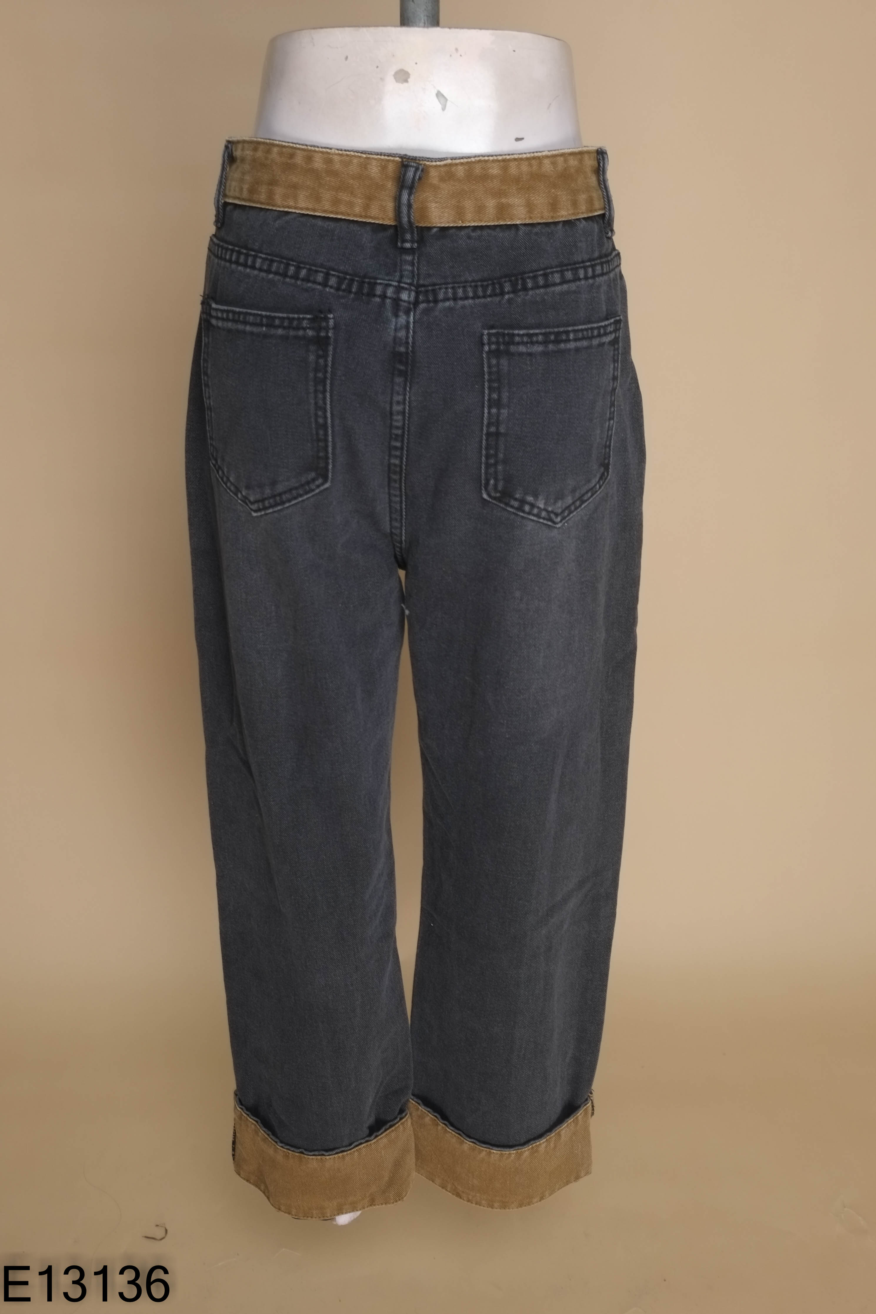 Quần jeans đen ống nâu