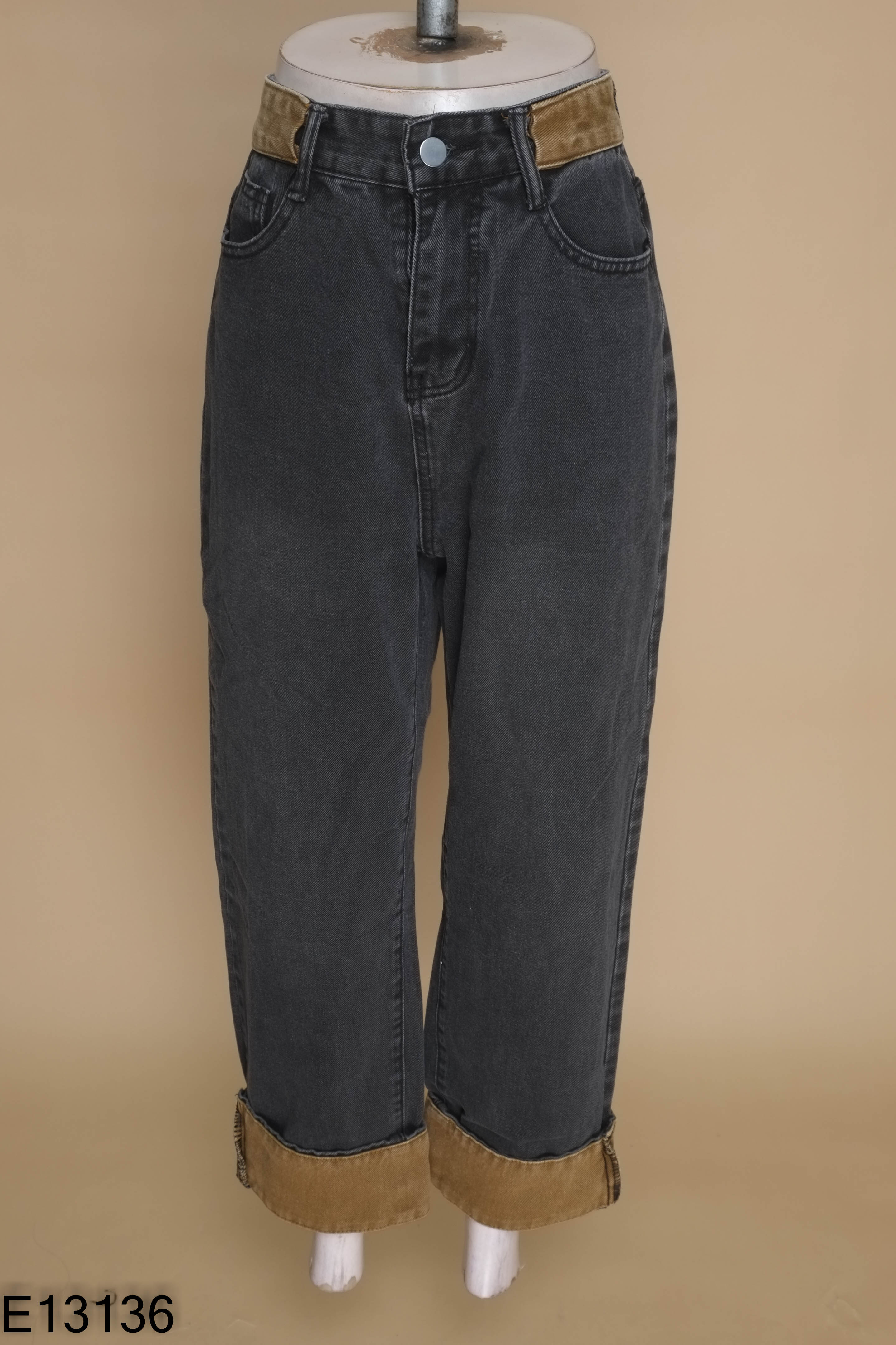 Quần jeans đen ống nâu