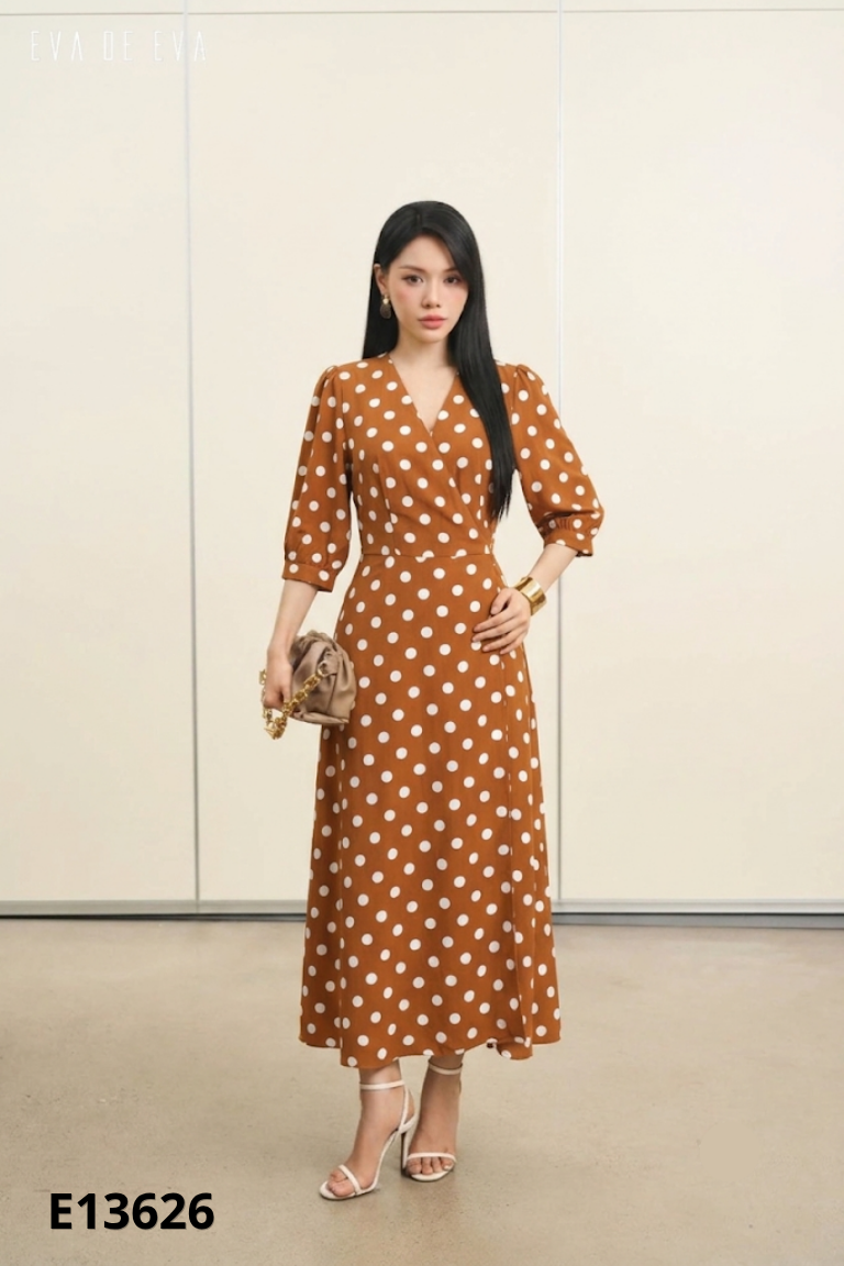 Váy nâu chấm bi buộc eo