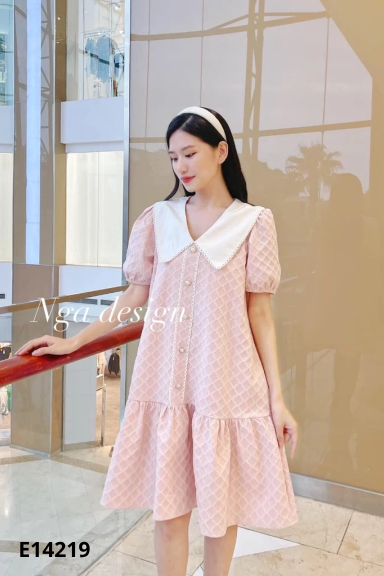 Váy hồng đuôi cá cổ trắng