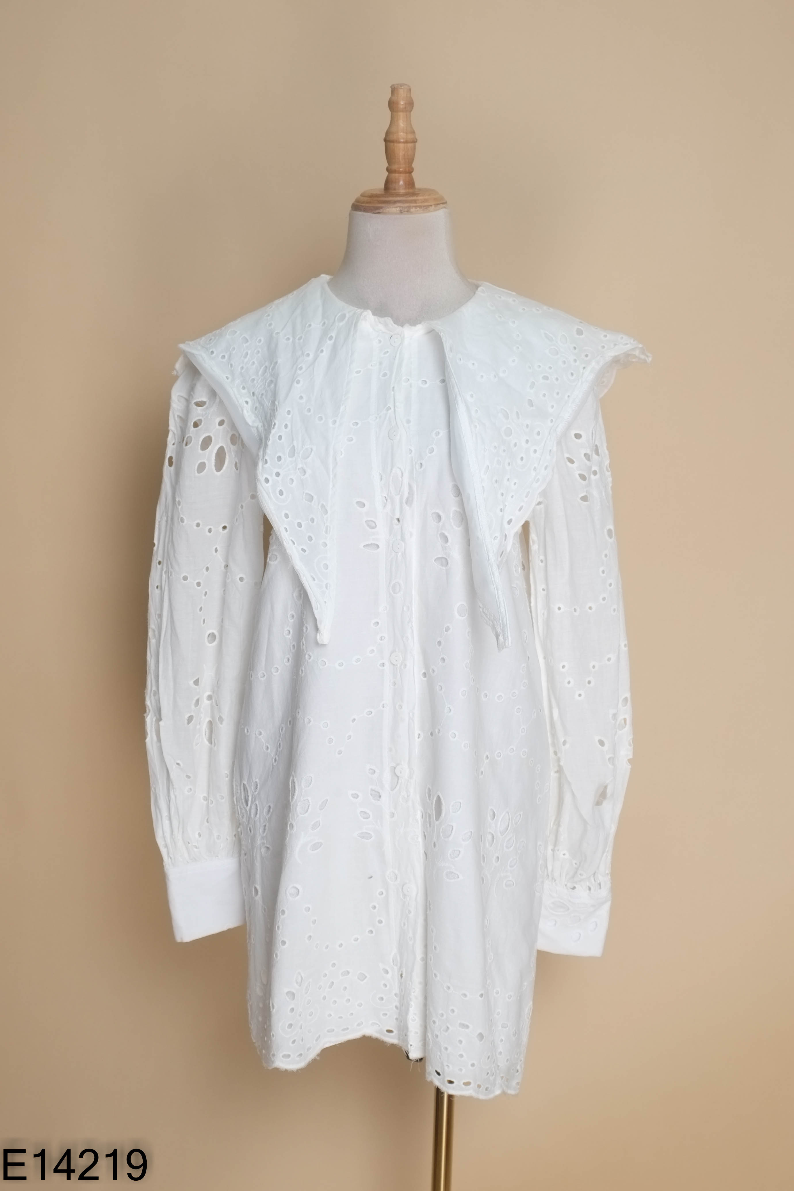 Váy trắng ASHLEY dập lỗ cổ vạt