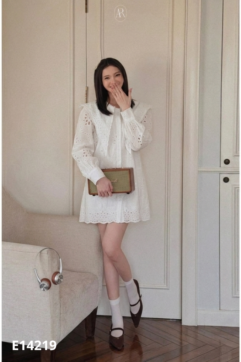 Váy trắng ASHLEY dập lỗ cổ vạt