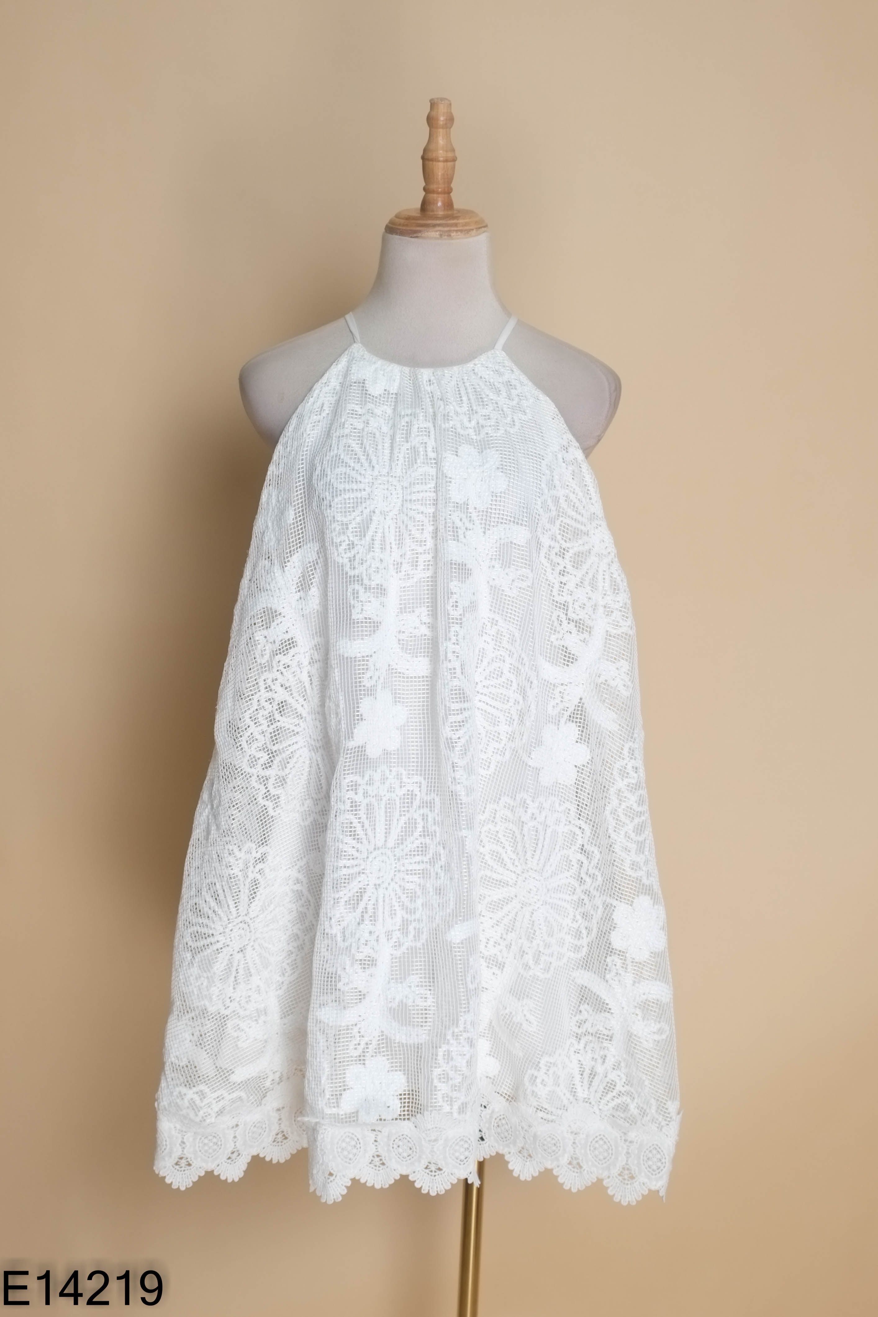 Váy ren trắng cổ yếm