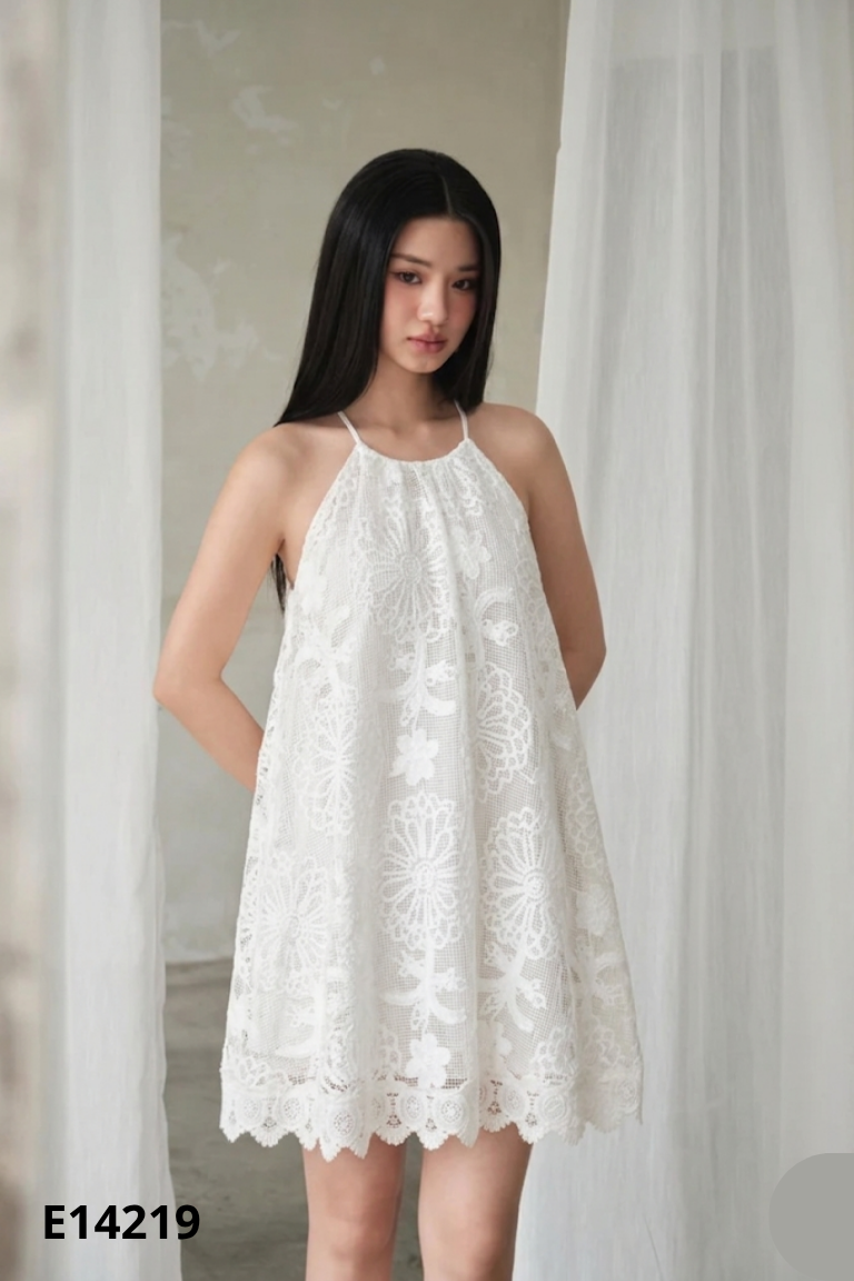 Váy ren trắng cổ yếm