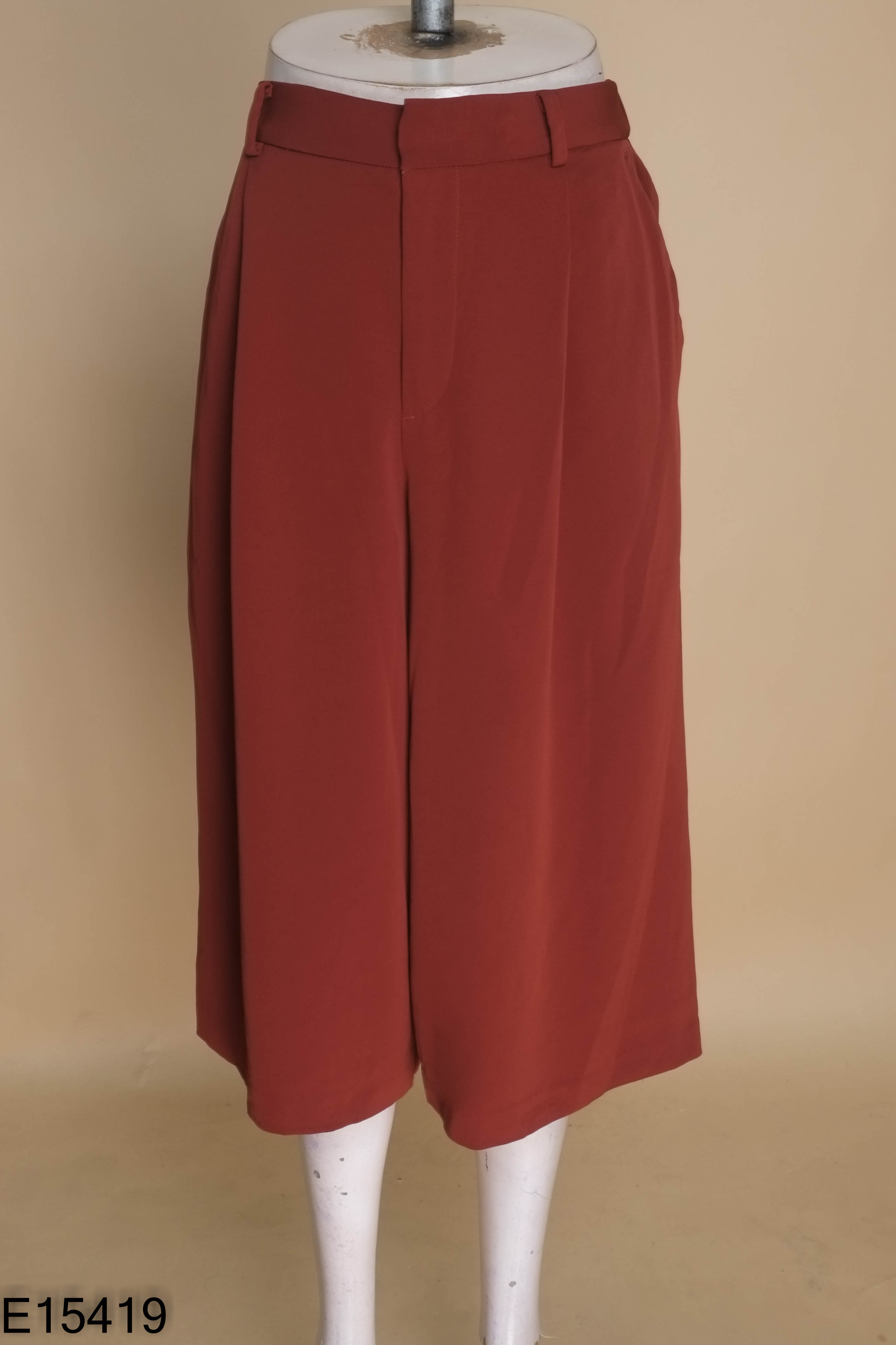 Quần UNIQLO đỏ ống lửng