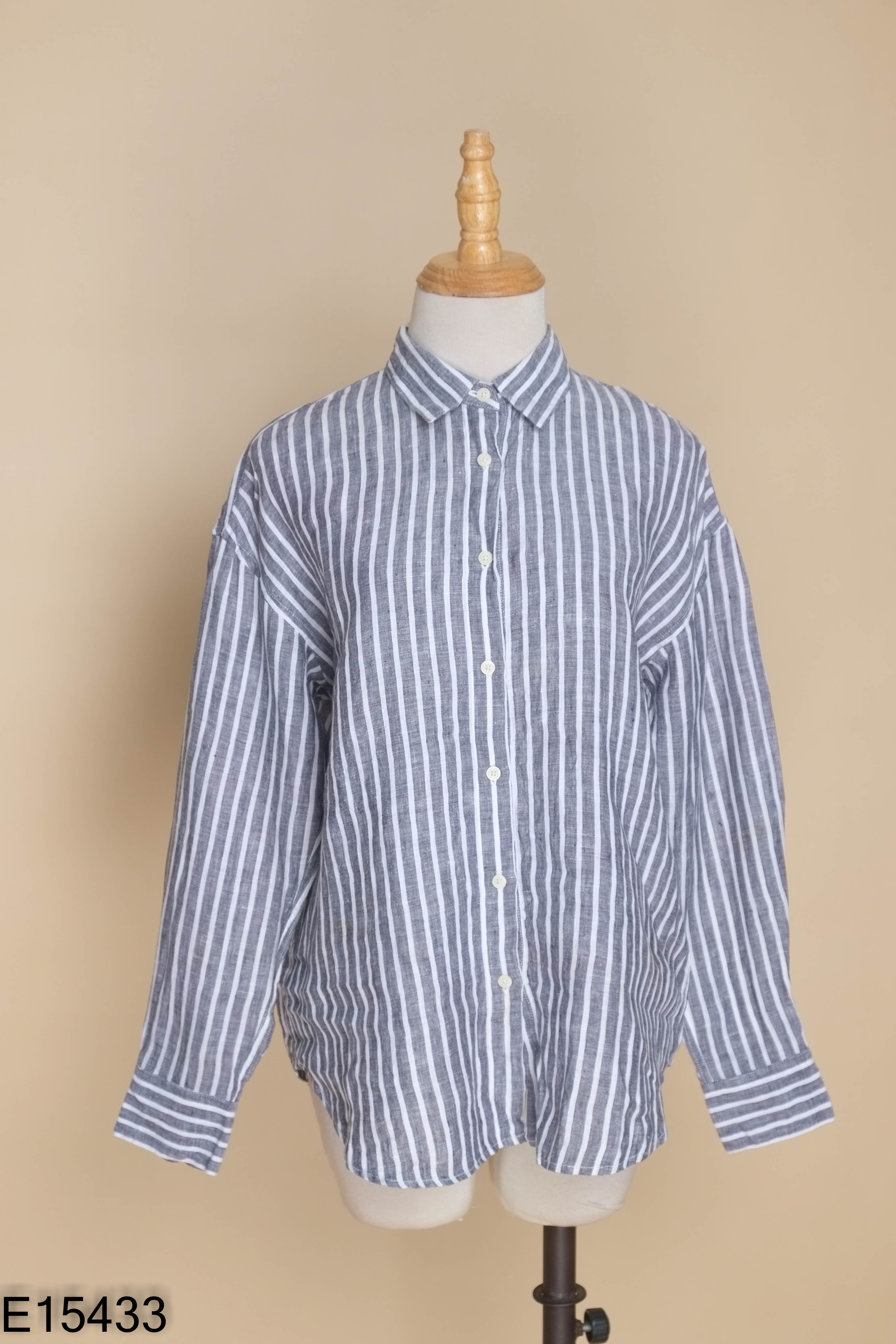 Áo sơ mi UNIQLO kẻ xám