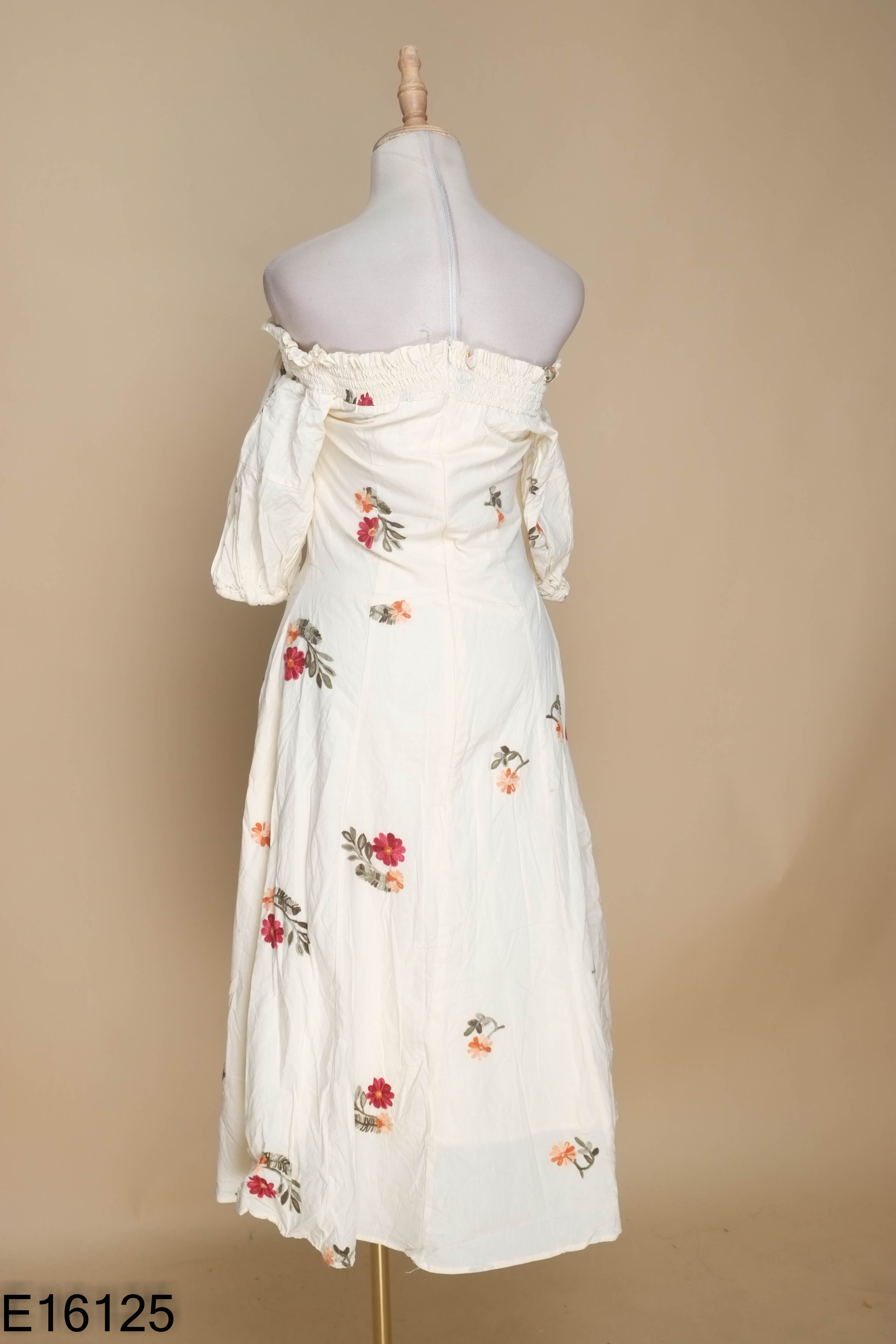 Váy trễ vai be thêu hoa