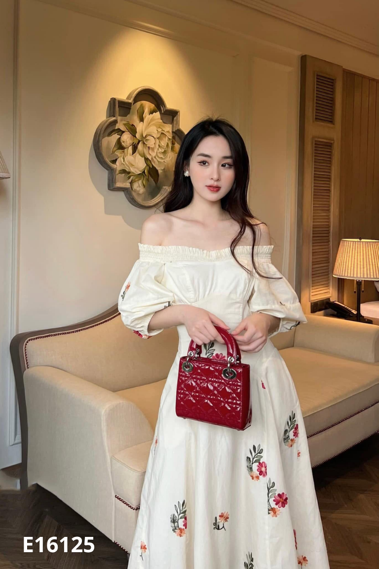 Váy trễ vai be thêu hoa