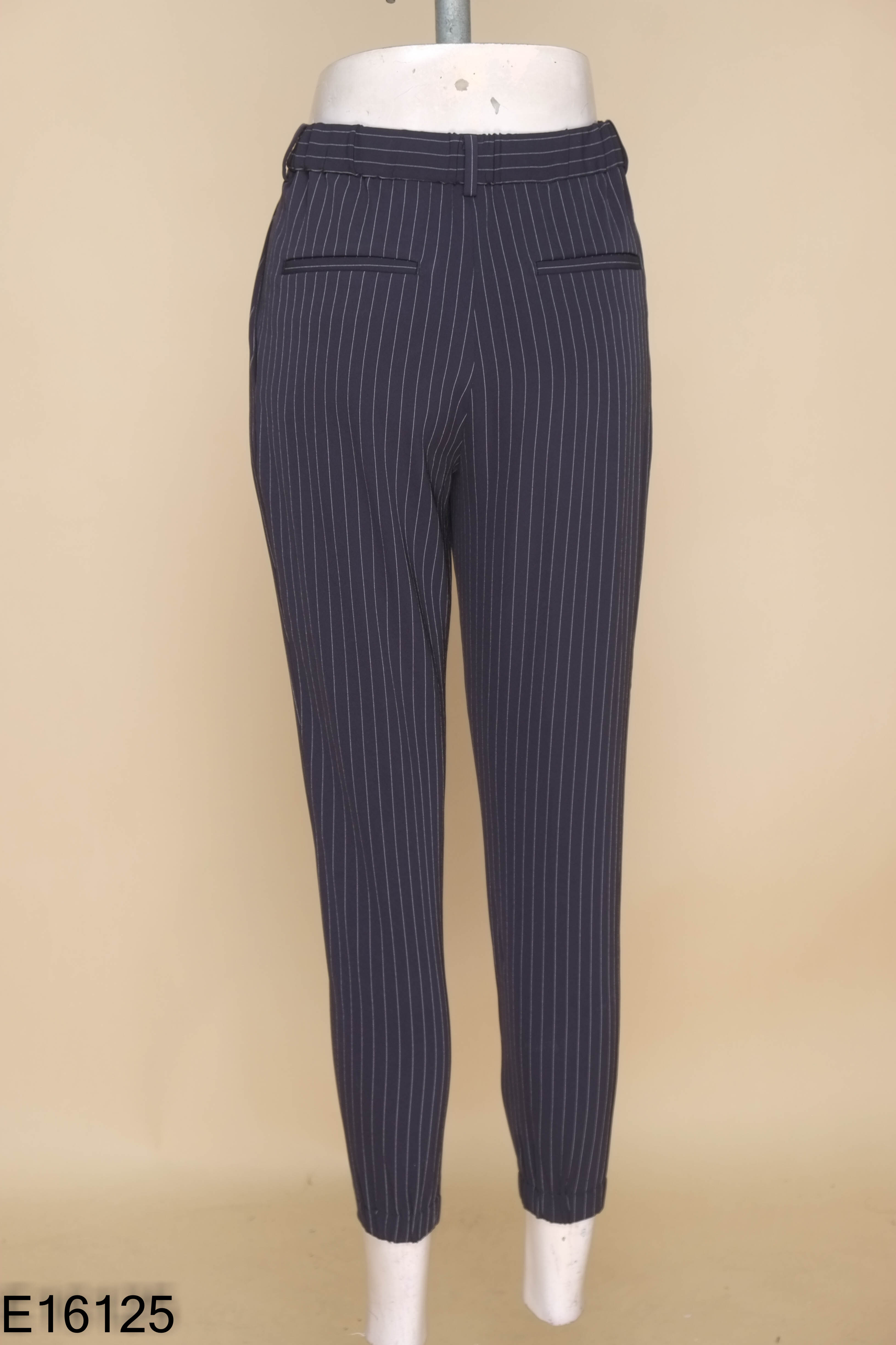 Quần xanh than UNIQLO sọc trắng