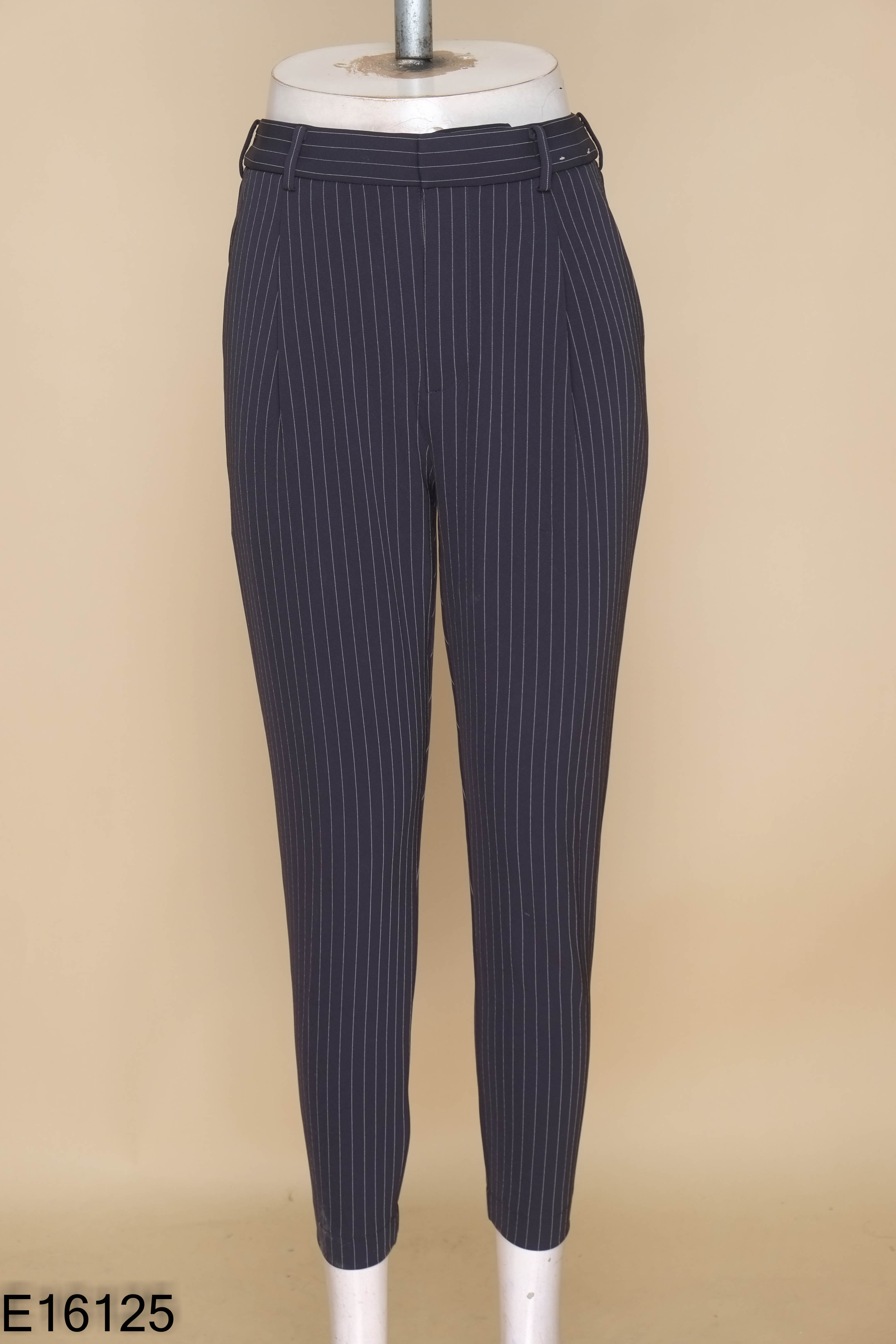 Quần xanh than UNIQLO sọc trắng