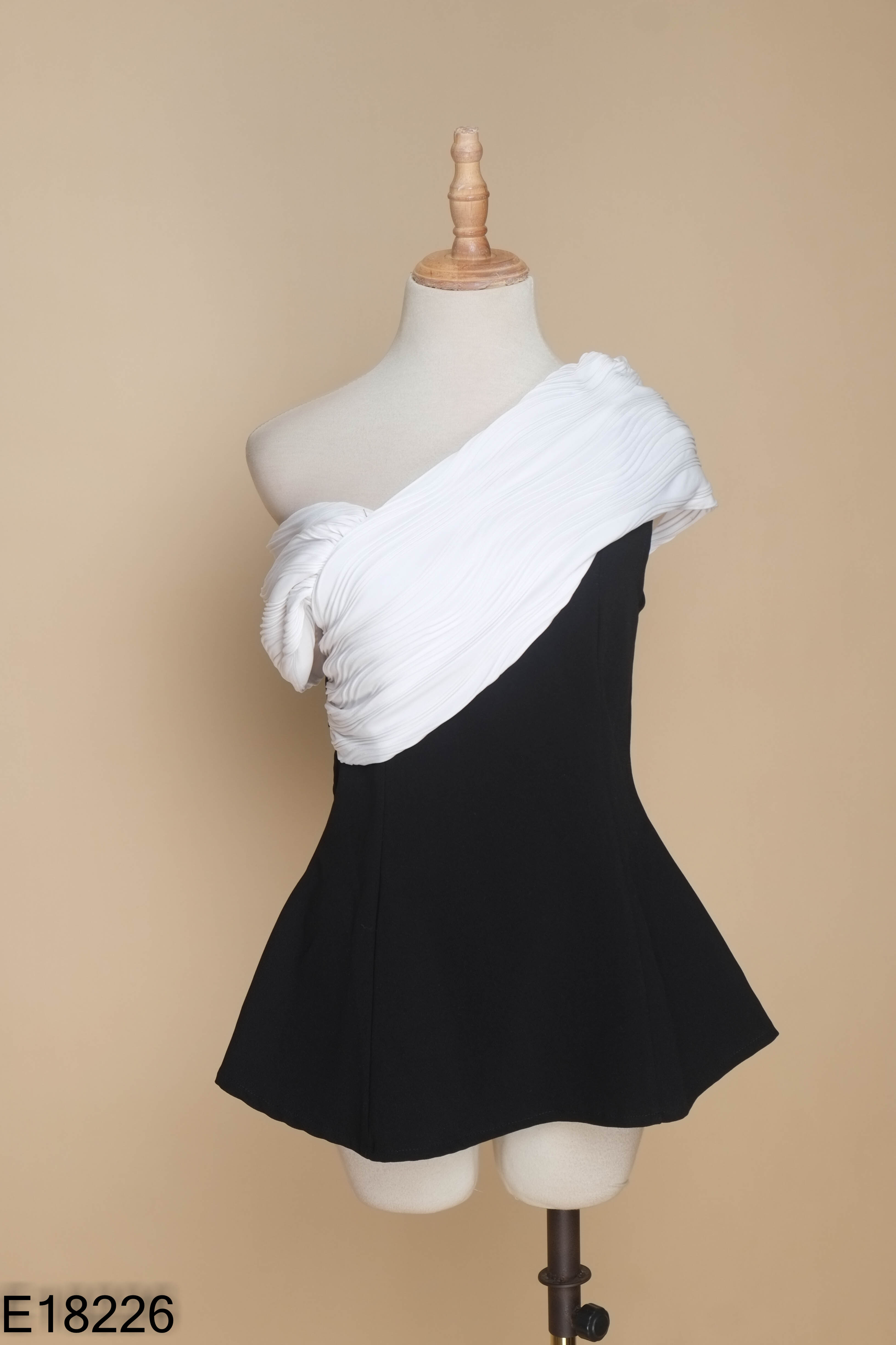 Áo CHARM đen phối trắng
