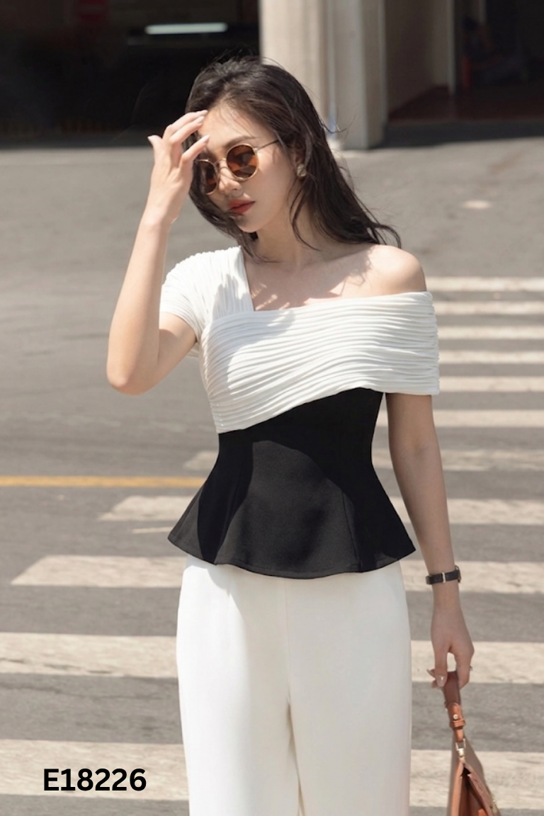 Áo CHARM đen phối trắng