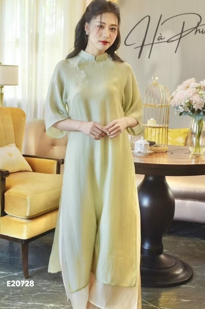 Áo dài tơ xanh đính bướm