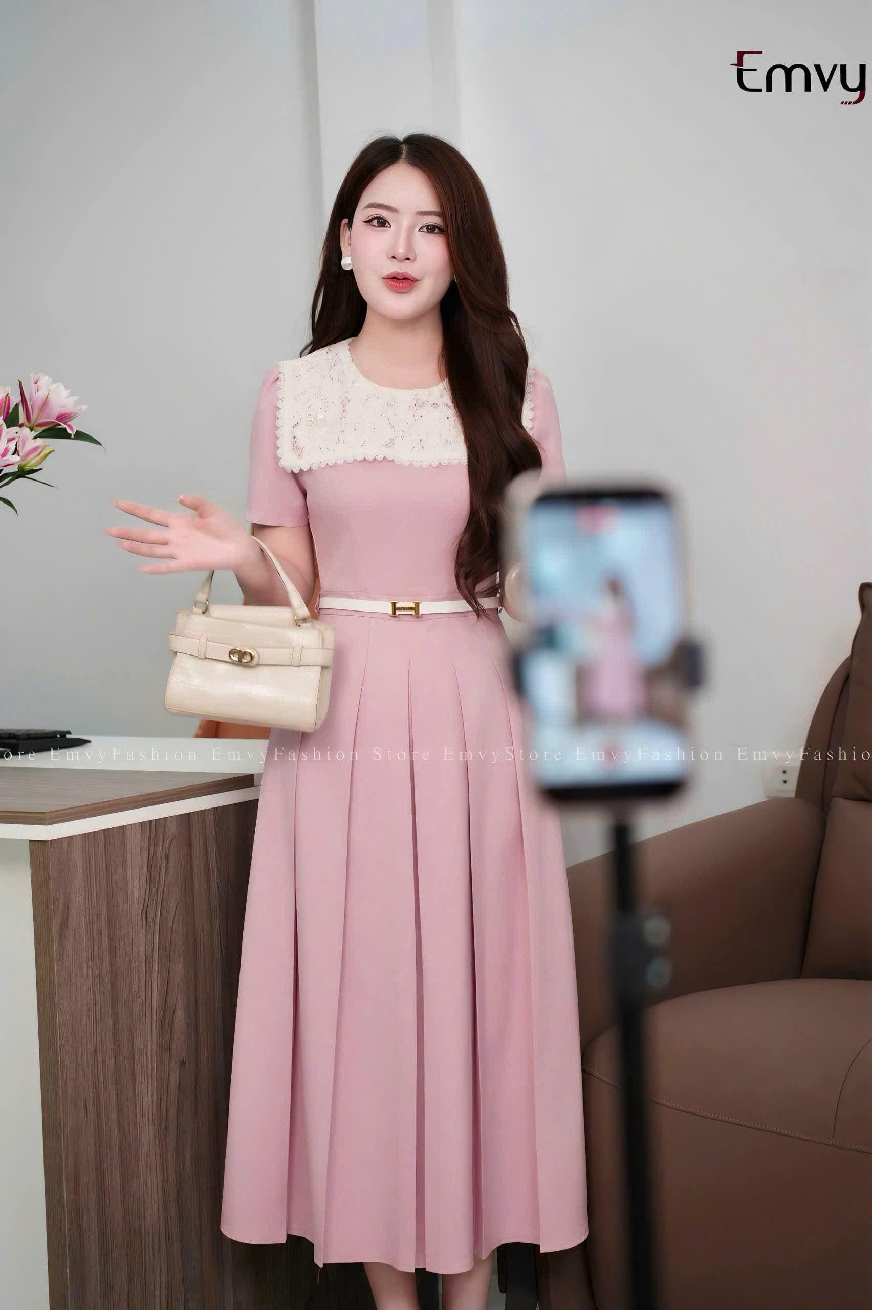 Váy hồng phấn mix ren be
