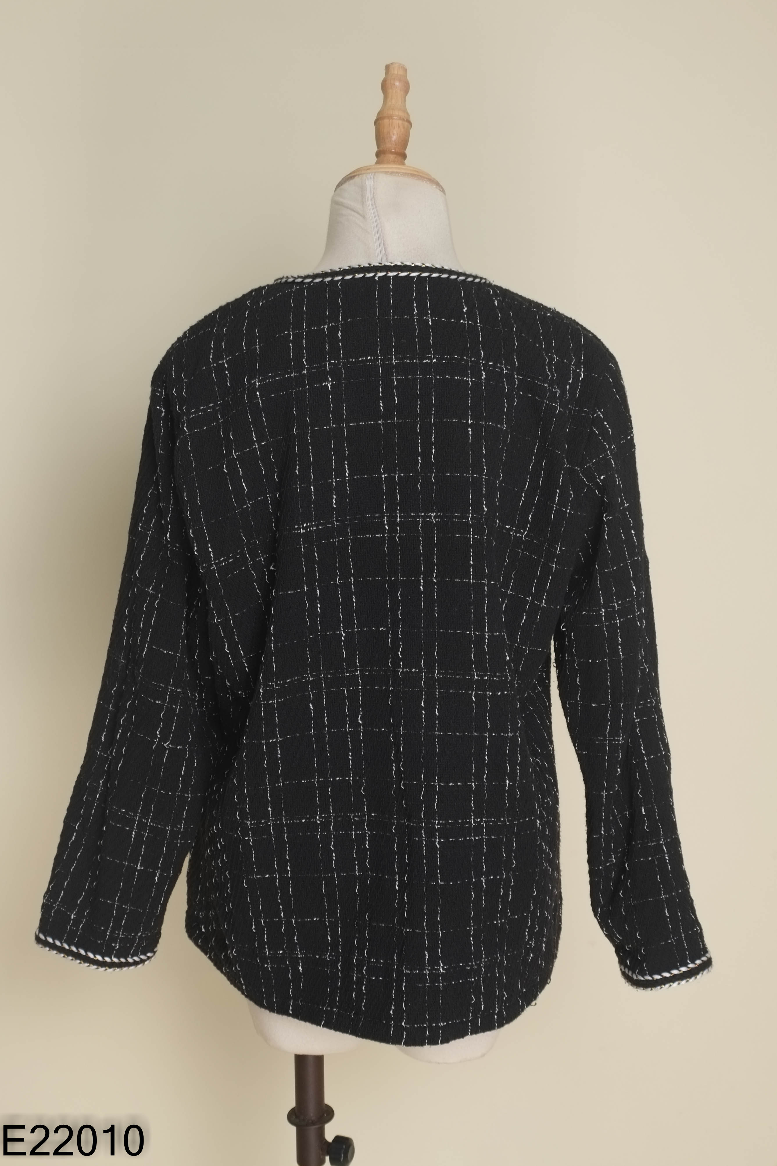 Áo khoác dạ tweed đen kẻ trắng phối cúc ngọc