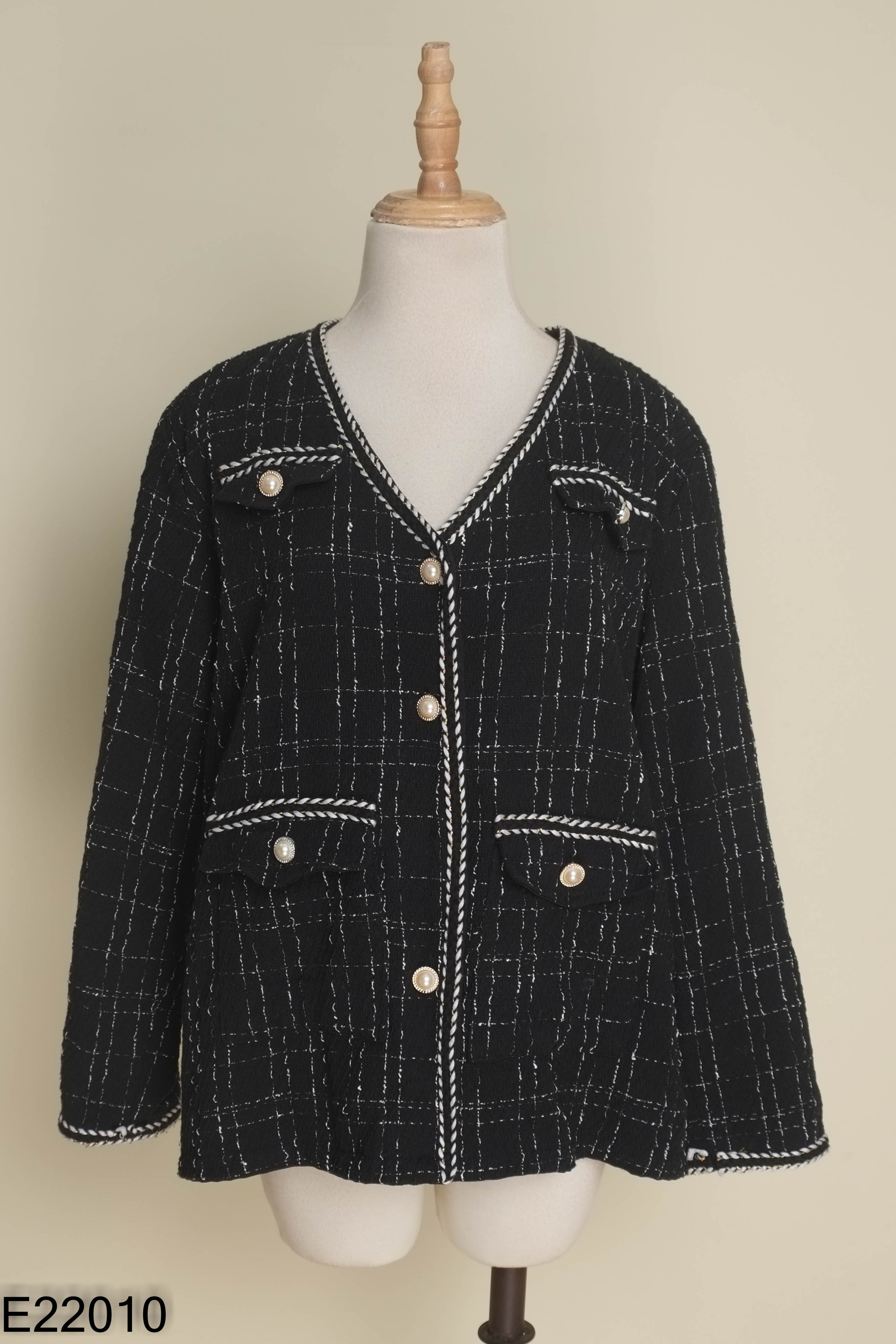 Áo khoác dạ tweed đen kẻ trắng phối cúc ngọc