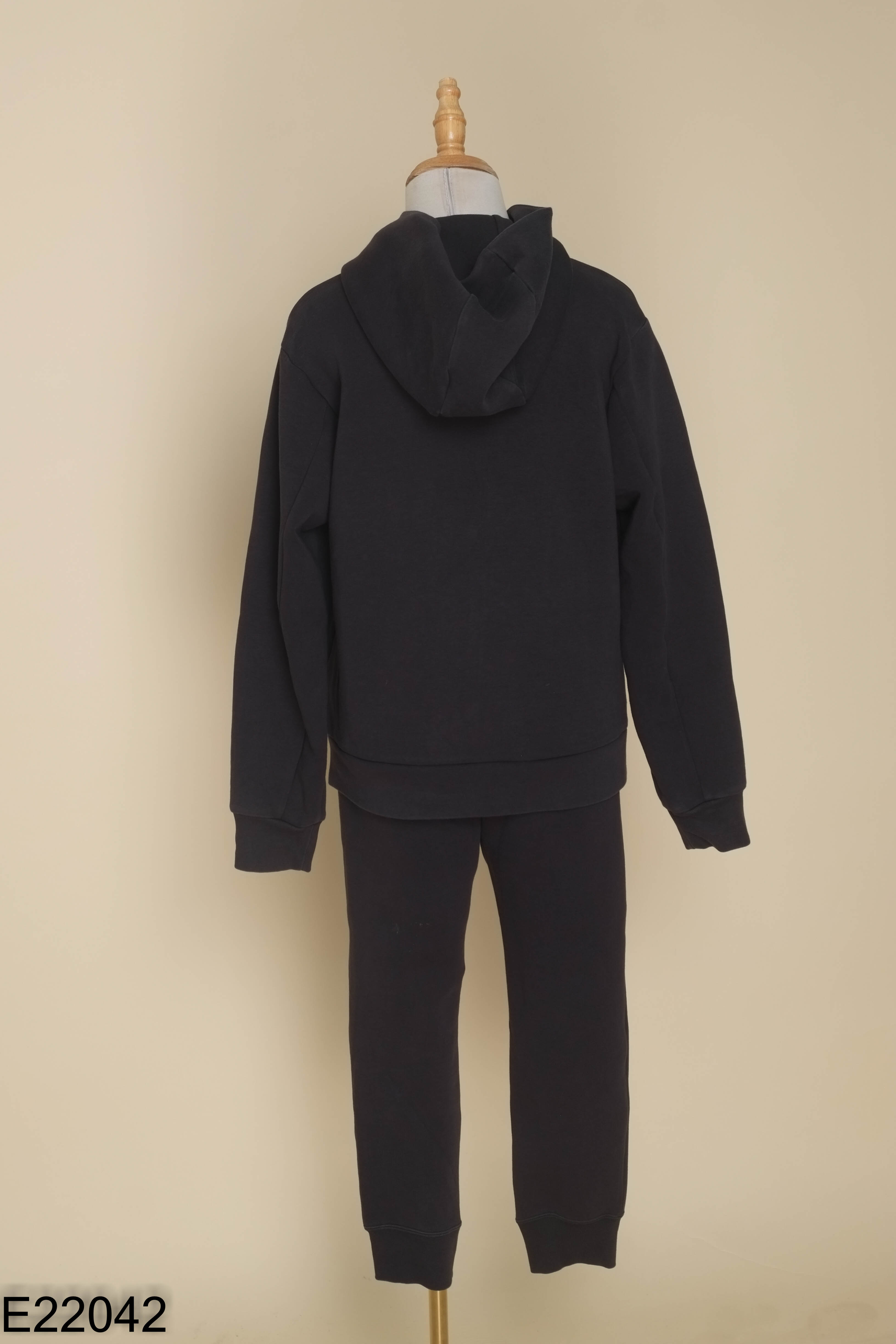Set UNIQLO áo khoác + quần dài đen
