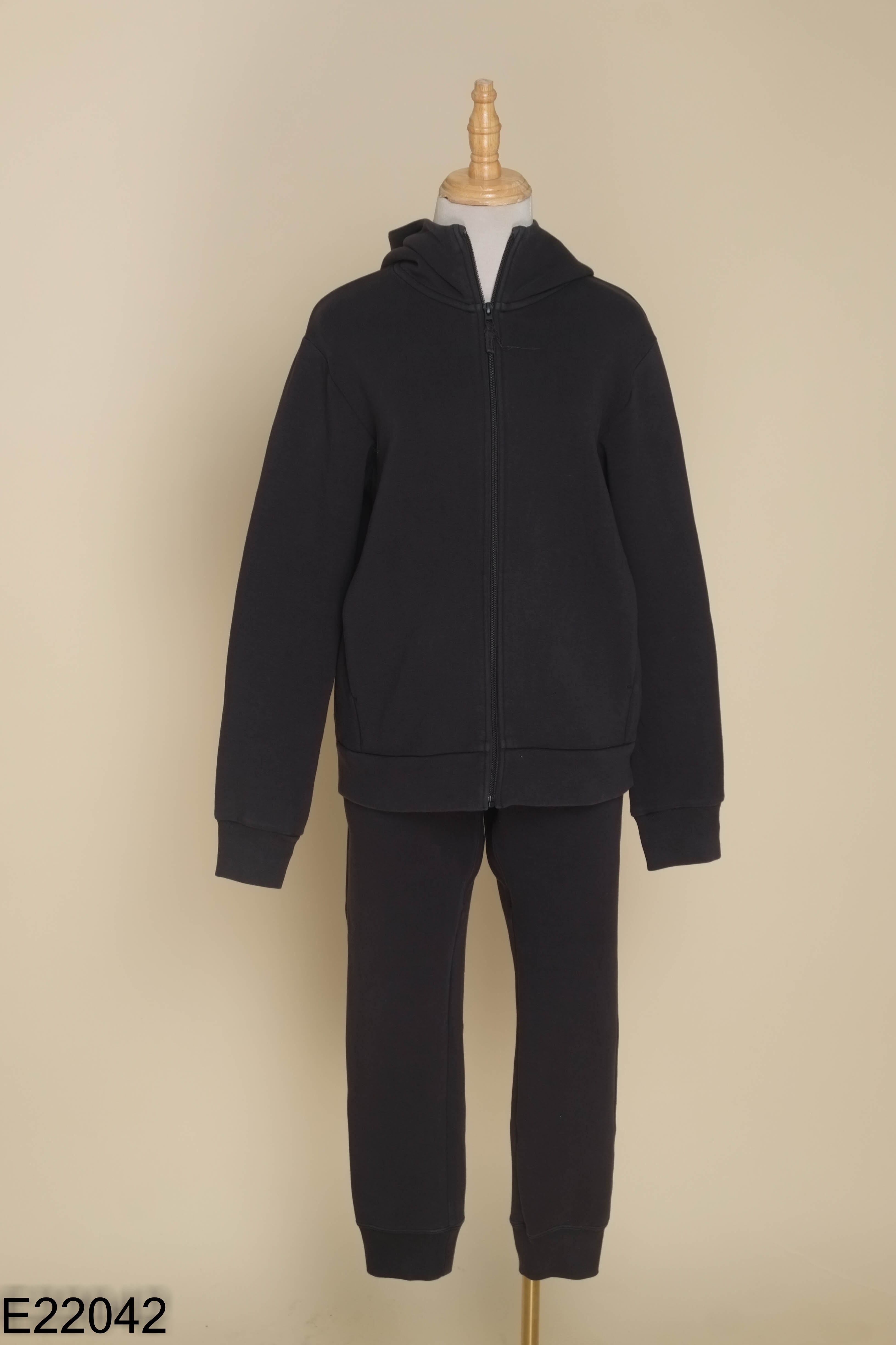 Set UNIQLO áo khoác + quần dài đen