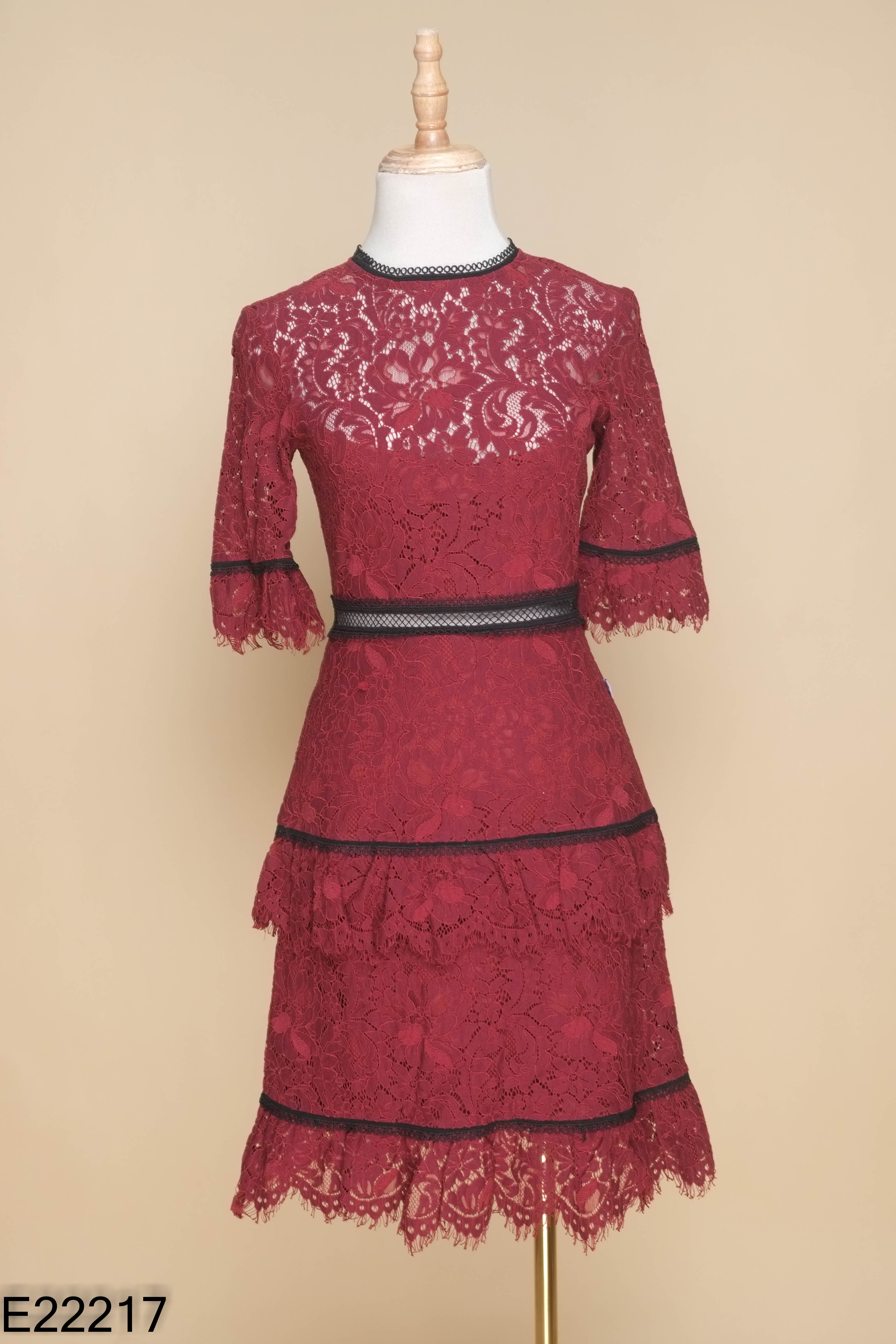 Váy ren đỏ đô D.CHIC phối tầng