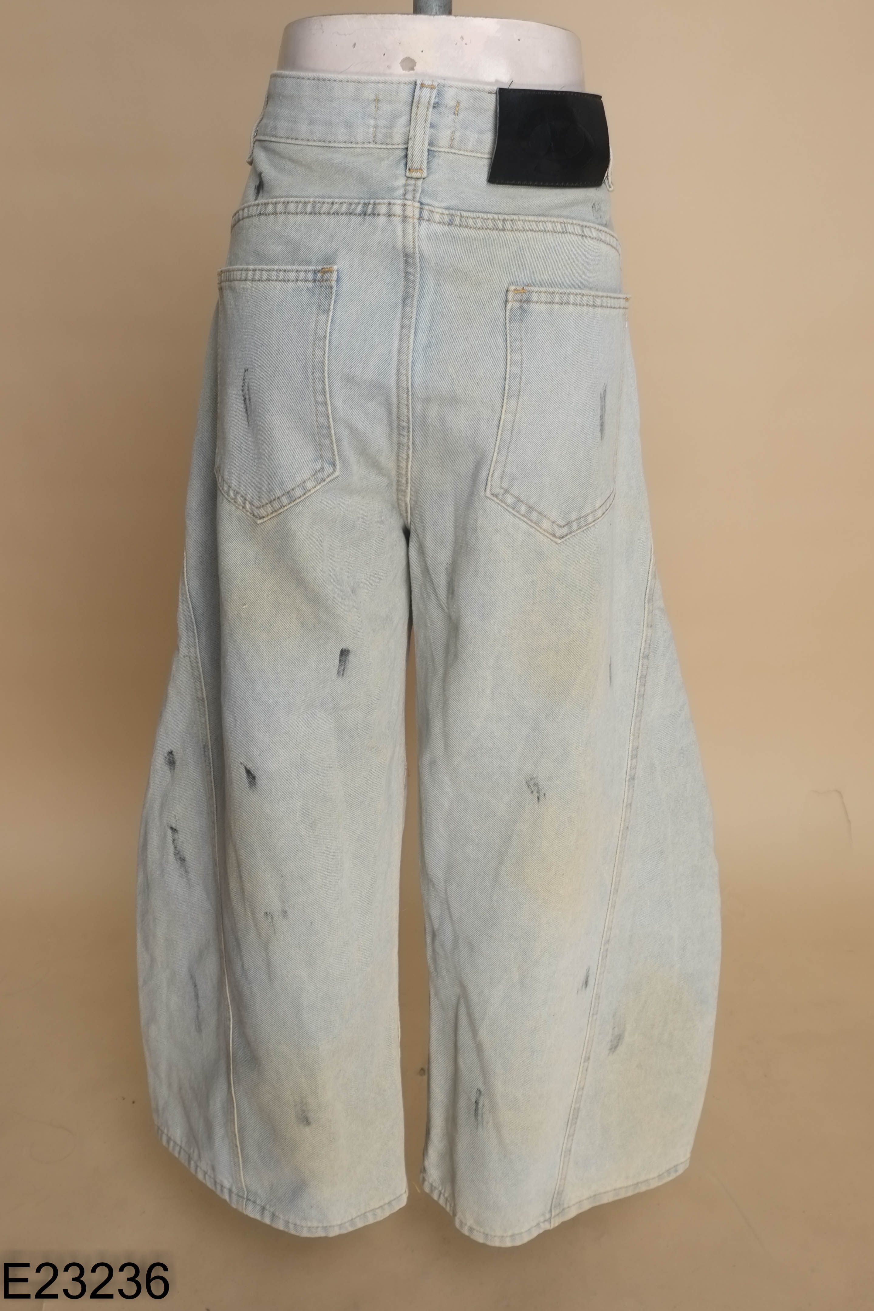 Quần jeans xanh bạc vảy đen