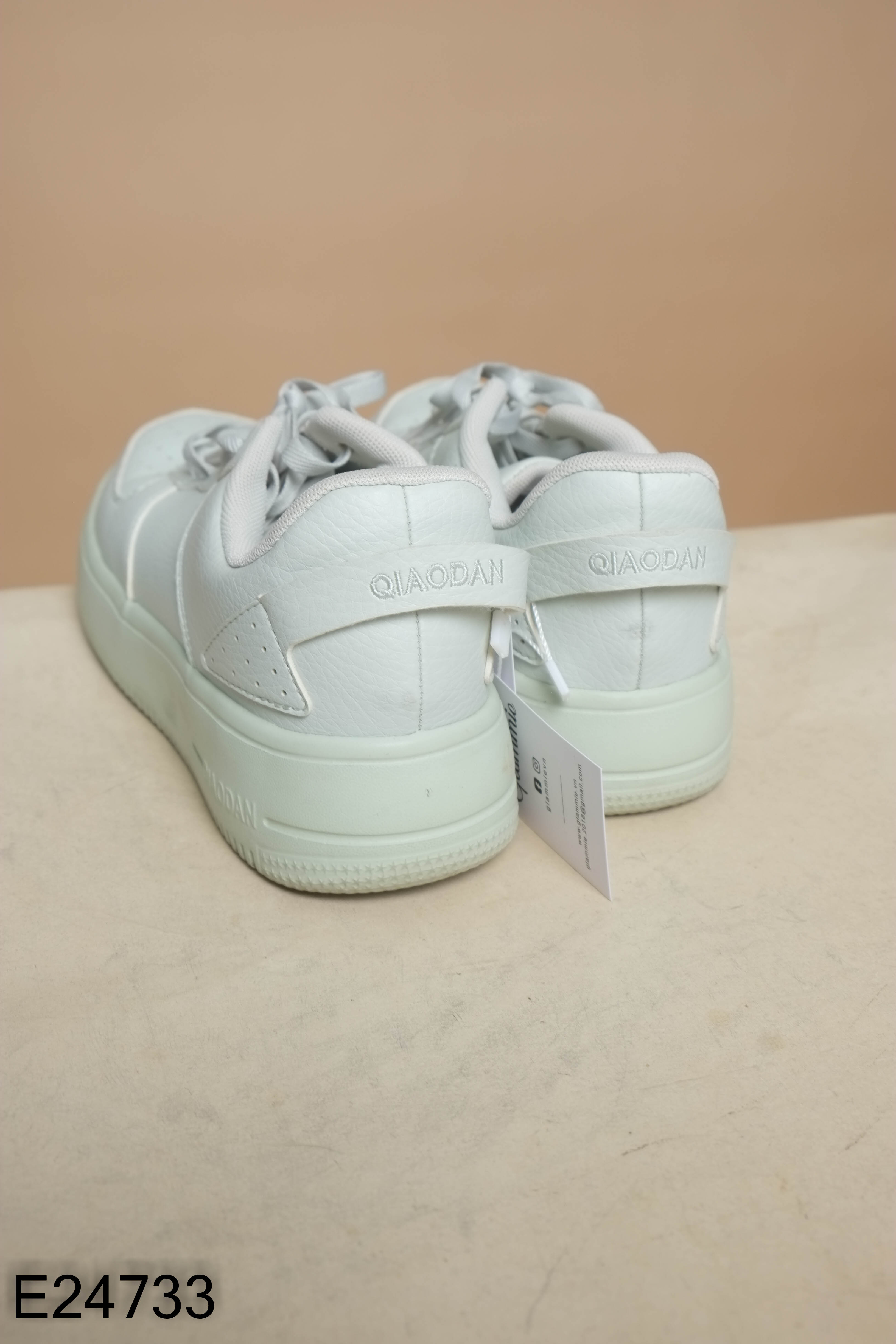 Giày sneaker xanh