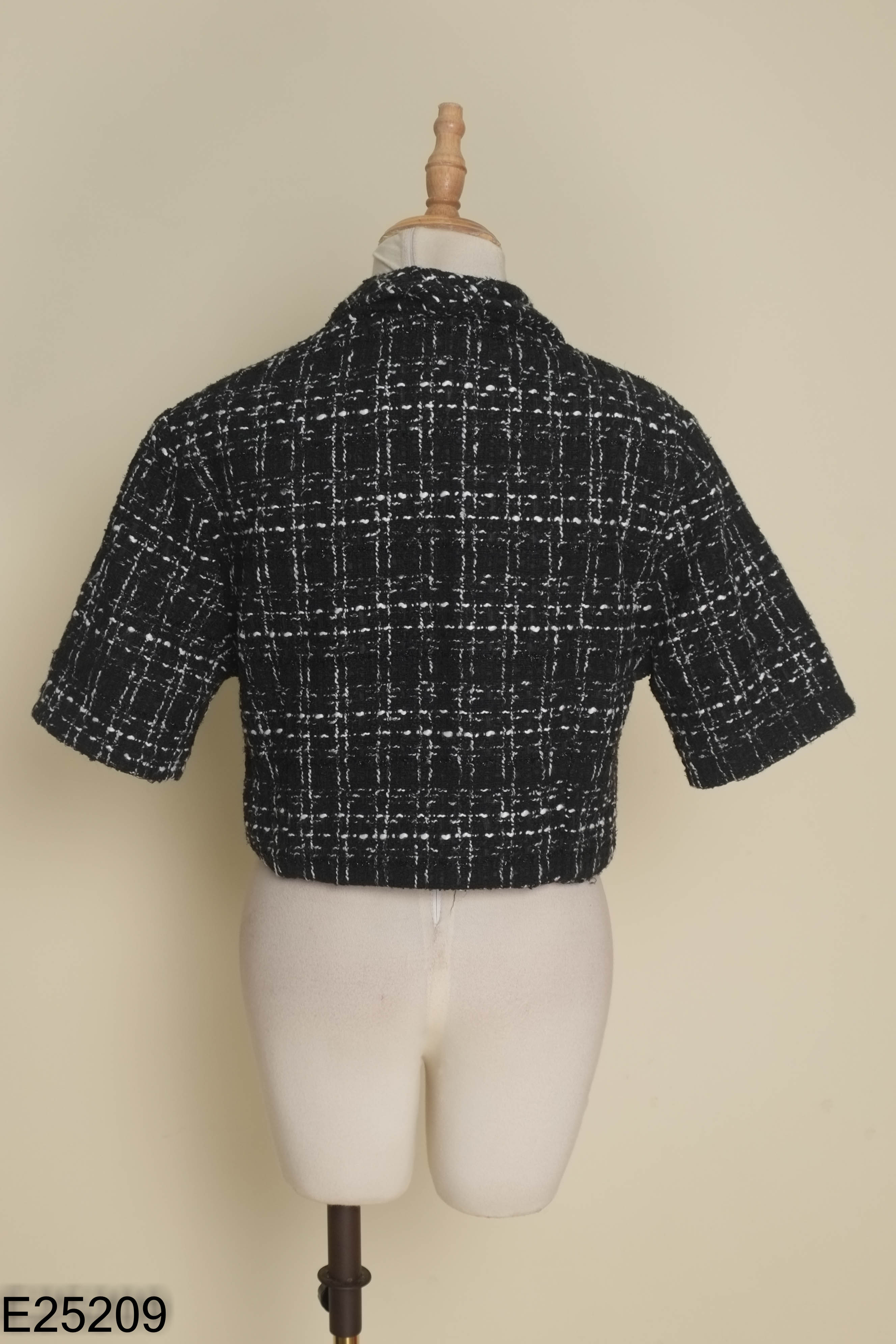 Áo dạ tweed đen mix kẻ trắng dáng ngắn