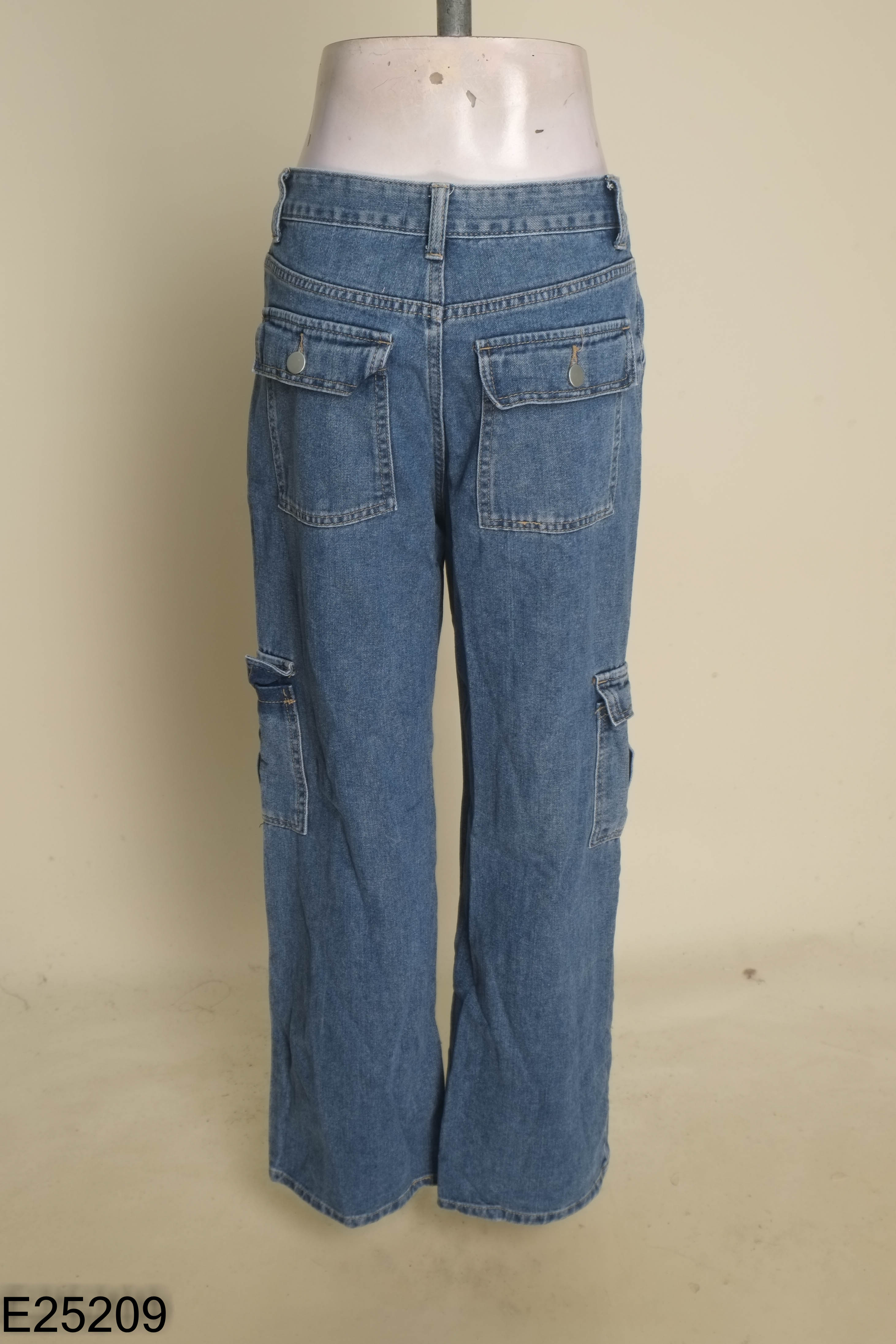 Quần jeans xanh phối túi hộp