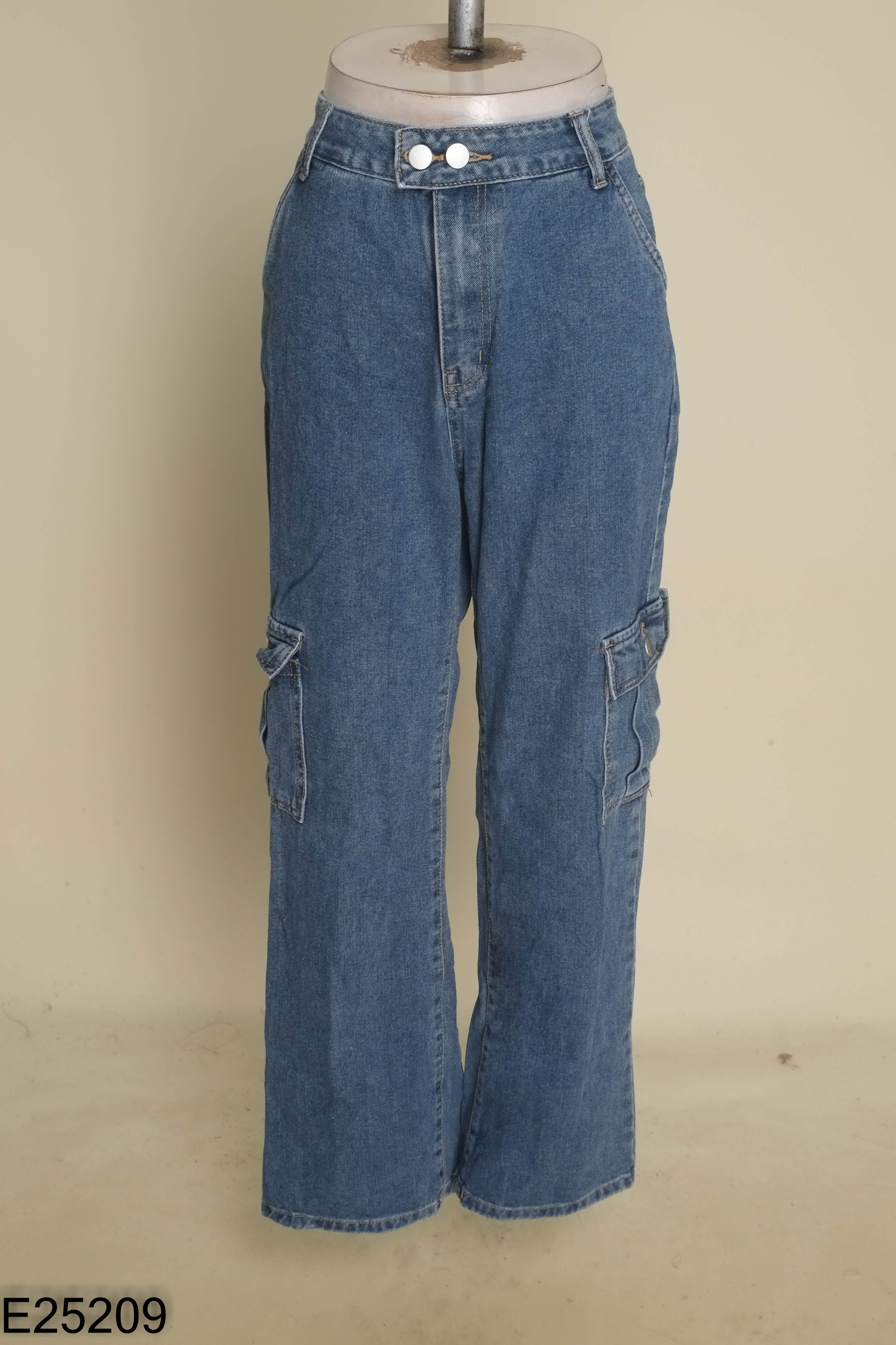 Quần jeans xanh phối túi hộp