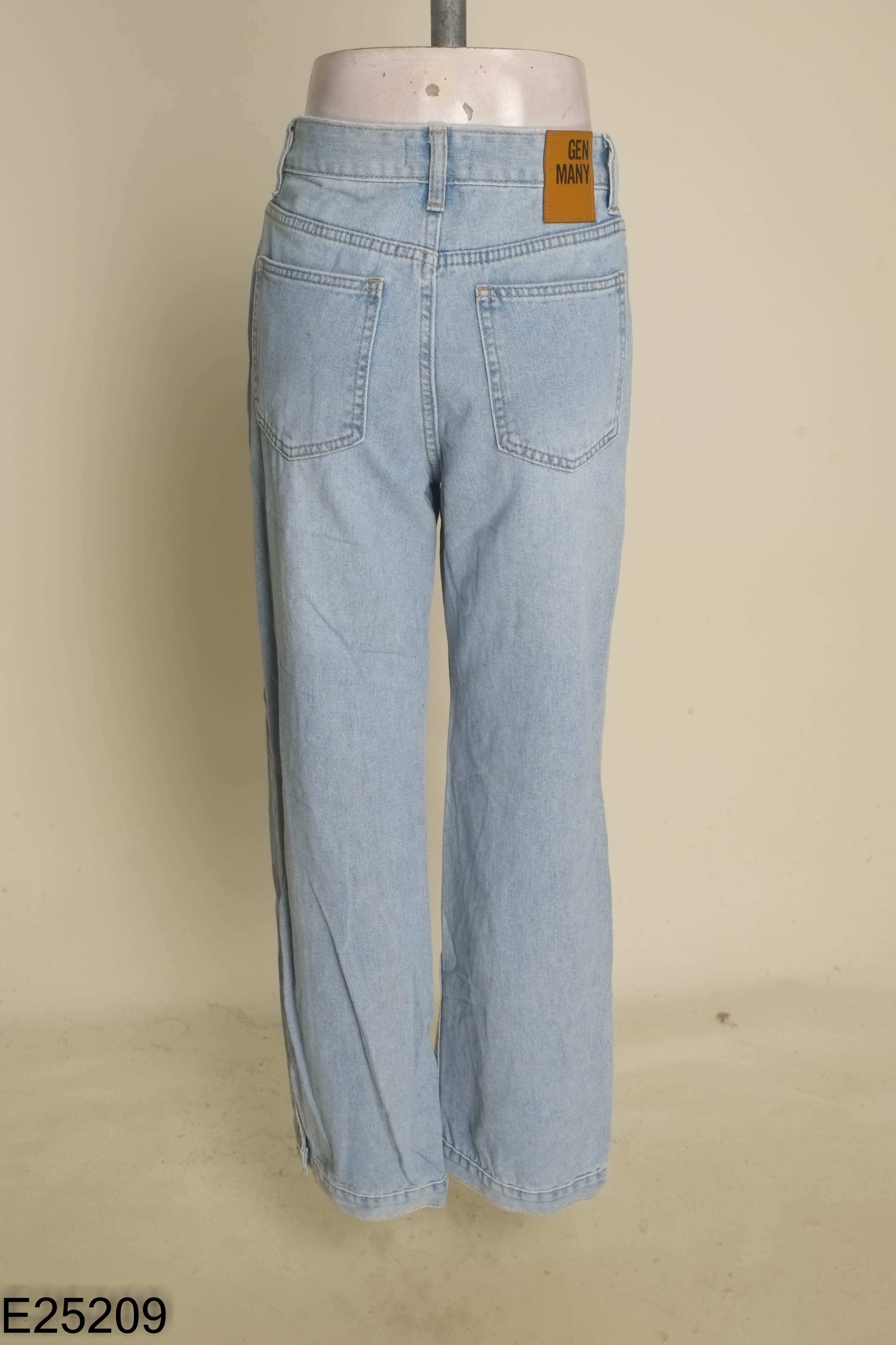 Quần jeans xanh phối cúc