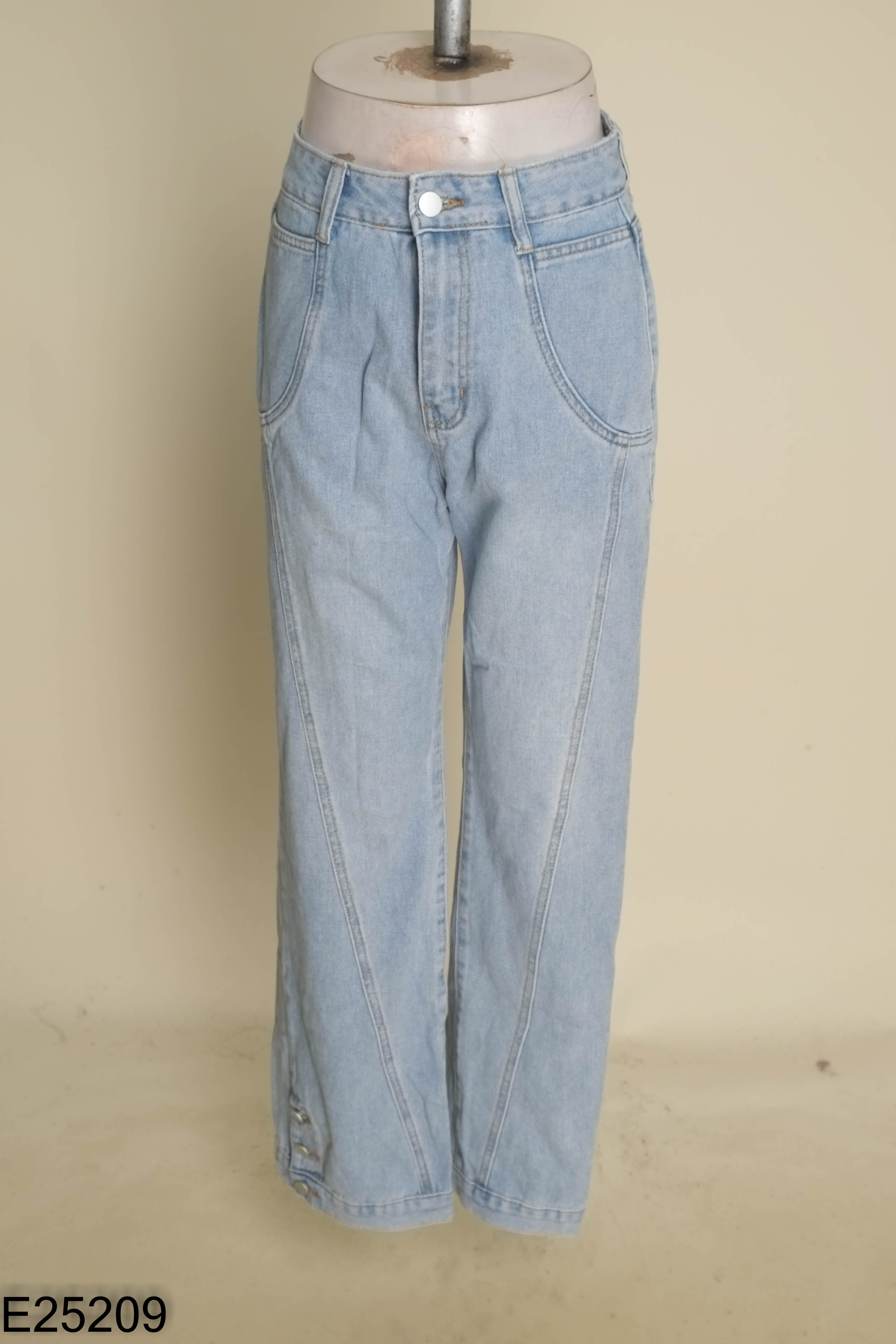 Quần jeans xanh phối cúc
