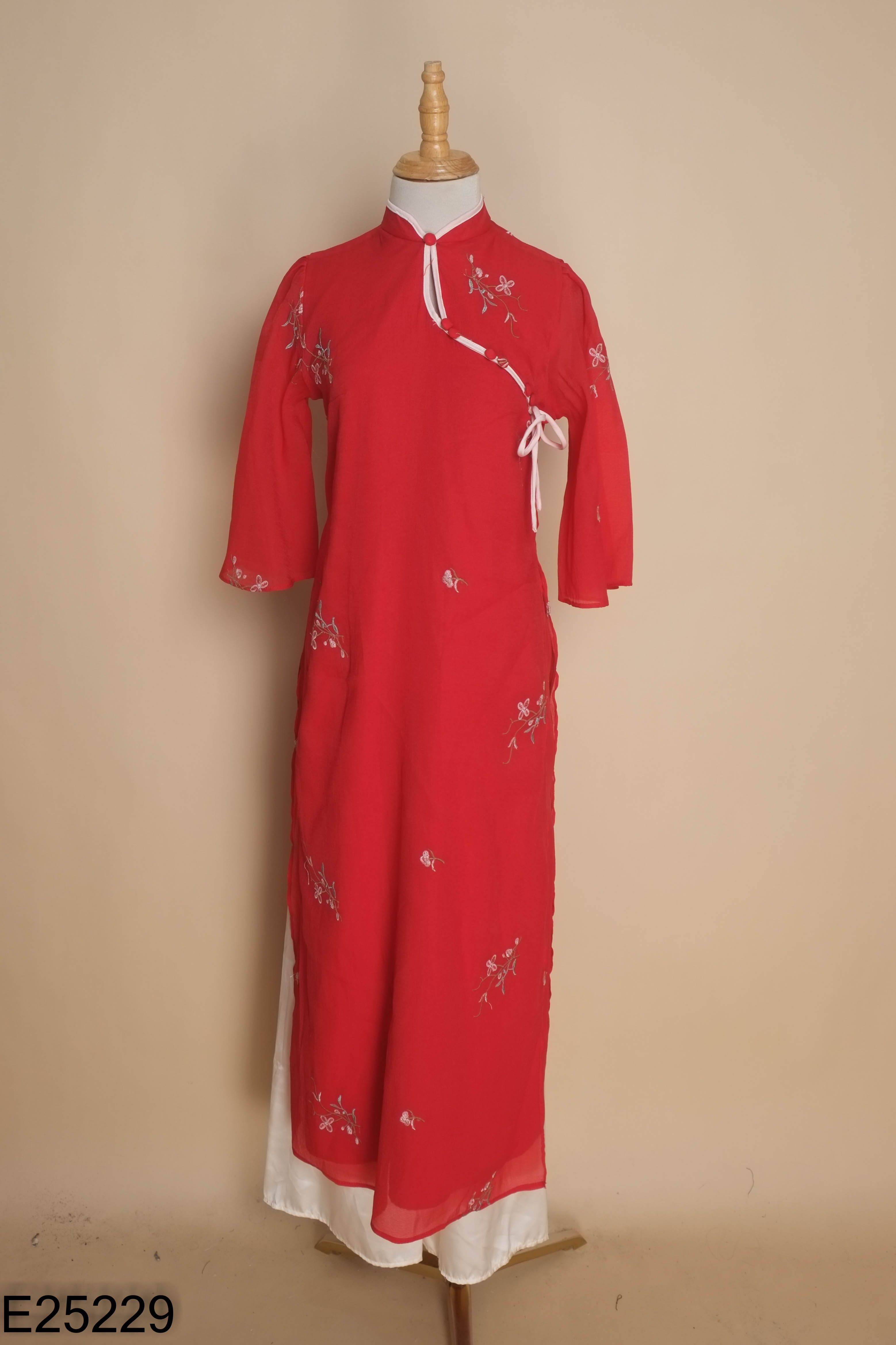 Set CIRA áo dài đỏ thêu hoa + quần lụa be