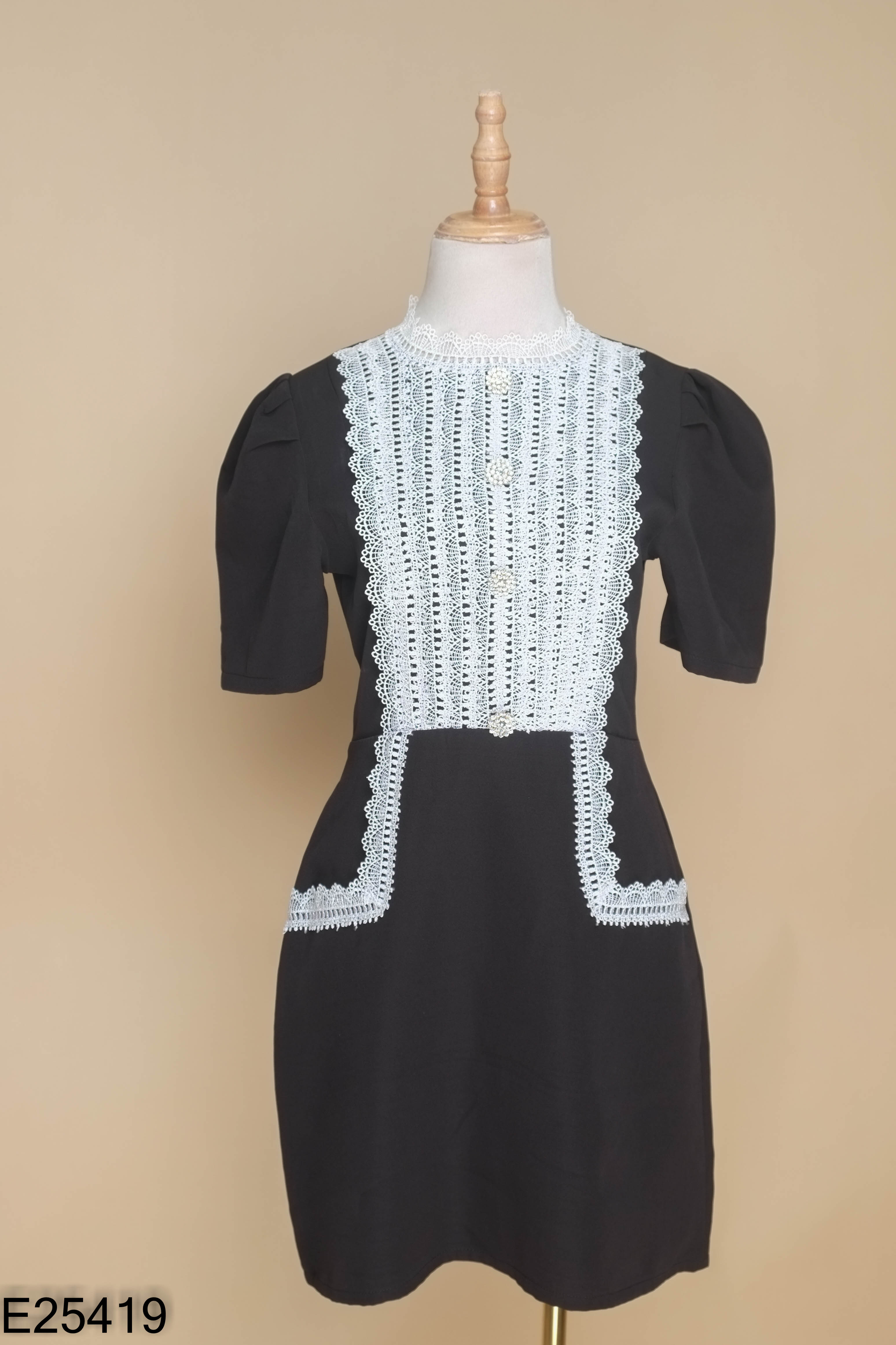 Váy đen mix ren trắng