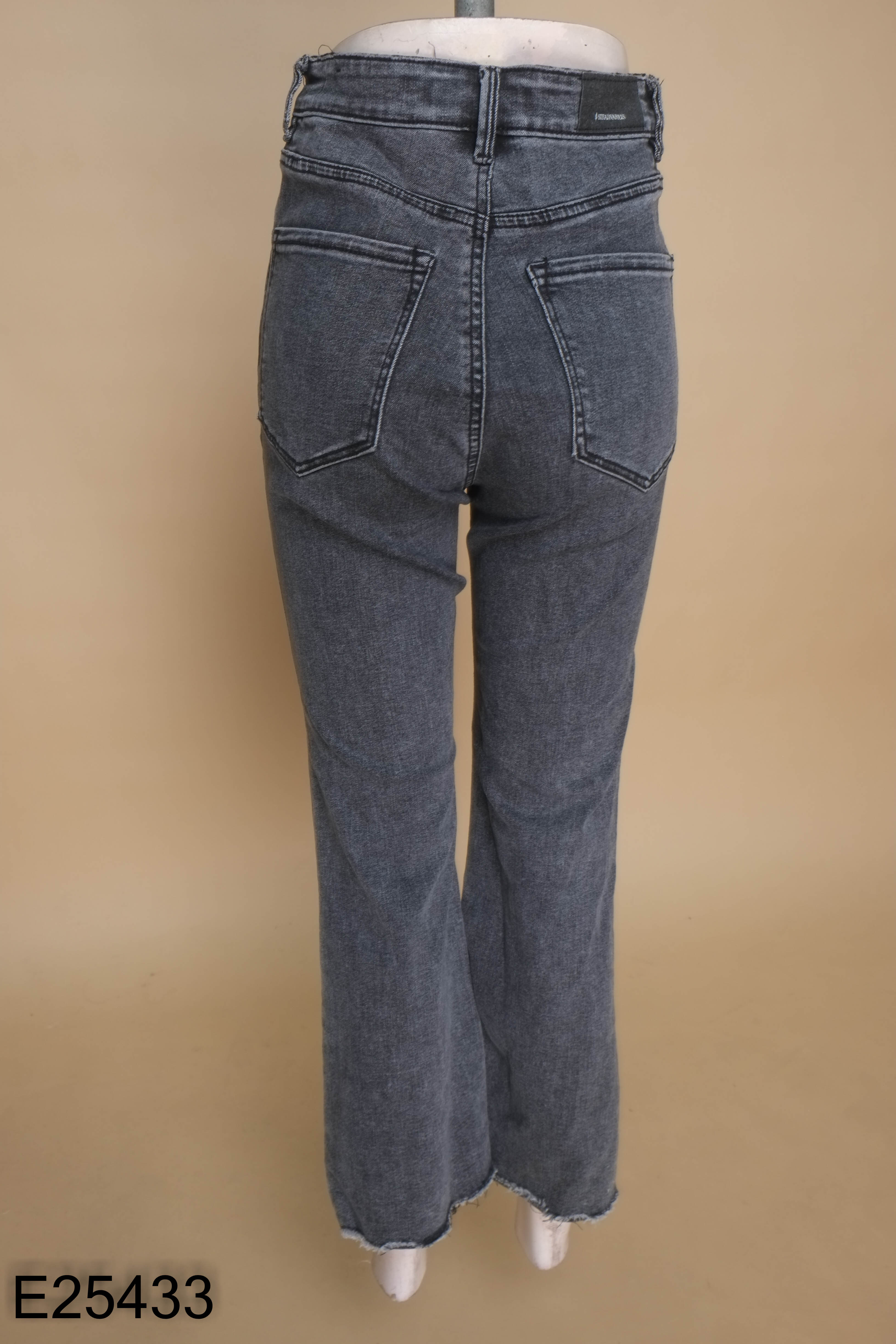 Quần jeans STRADIVARIUS đen ống loe