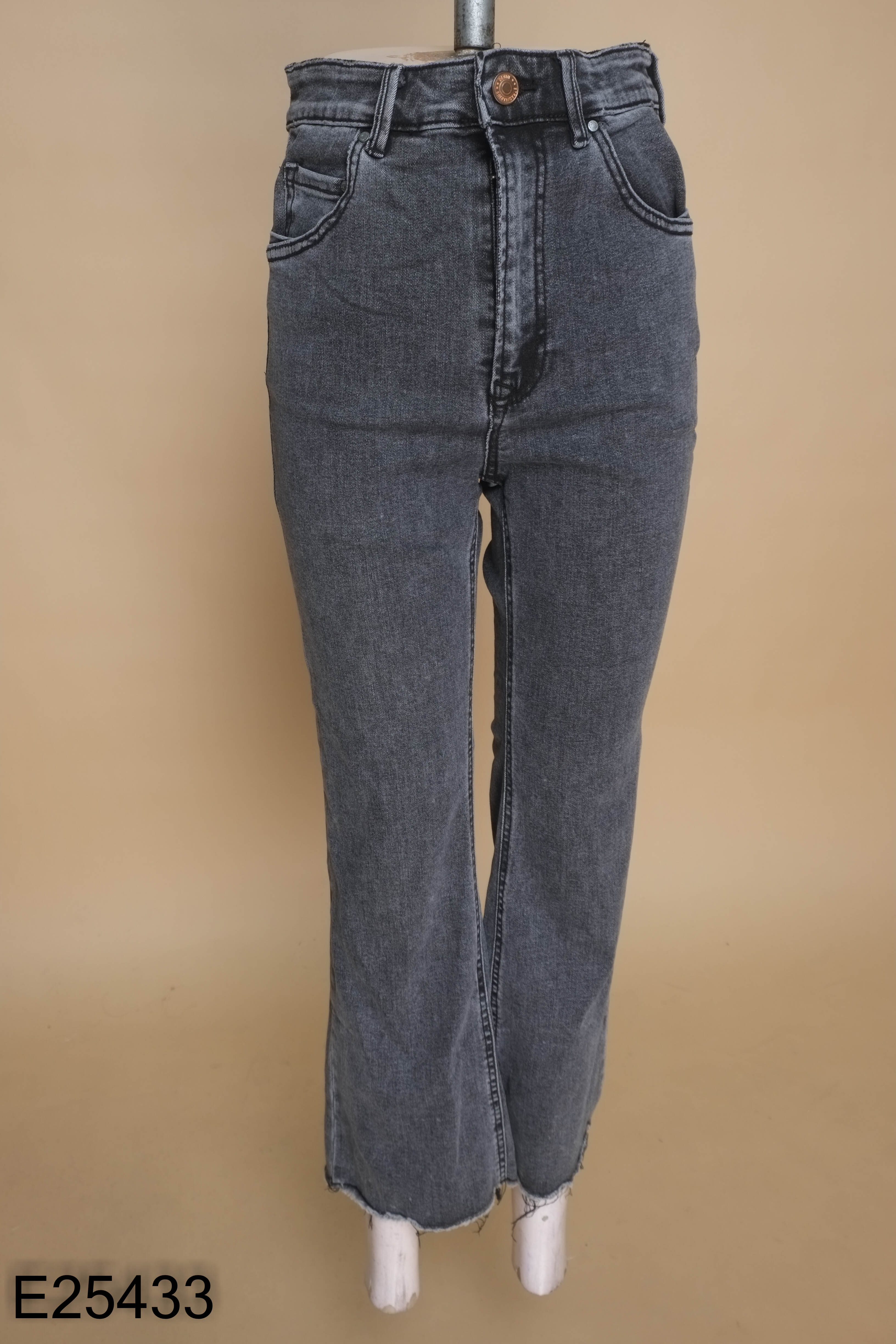 Quần jeans STRADIVARIUS đen ống loe